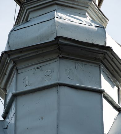 Zdjęcie nr 33: Kościół drewniany o konstrukcji zrębowej, elewacje jednolite, szalowane gontem. Wieża i kruchta zachodnia o konstrukcji słupowo-ramowej, narożne słupy nośne wzmocnione krzyżami św. Andrzeja. Więźba dachowa drewniana, krokwiowa. Budynek na kamiennym podmurowaniu. 
Kościół orientowany, jednonawowy, nawa na rzucie prostokąta zbliżonego do kwadratu, prezbiterium nieco węższe, wydłużone, zakończone trójbocznie. Do północnej ściany prezbiterium przylega zakrystia na planie prostokąta. Przy zachodniej ścianie nawy wieża na planie zbliżonym do prostokąta, o lekko ukośnej ścianie południowej. Od zachodu do wieży przylega kruchta na rzucie prostokąta. 
W przyziemiu wieży babiniec połączony z nawą wtórnym otworem w ścianie. Pomiędzy nawą a prezbiterium otwór tęczowy. Parapet chóru muzycznego w zachodniej części nawy, wsparty na czterech drewnianych kolumnach, z wejściem z nawy po drabiniastych schodach. Ściany i sklepienia pokryte polichromią z iluzjonistyczną architekturą i scenami figuralnymi. Wnętrze nakryte pułapami deskowymi w nawie i prezbiterium oraz stropem belkowym w babińcu. Otwory drzwiowe o prostokątnym wykroju zamknięte drzwiami obitymi deskami w kruchcie zachodniej, w ścianie południowej nawy oraz z prezbiterium do zakrystii. Okna w formie stojącego prostokąta. Posadzka kamienna, z płyt marmurowych. 
Elewacja frontowa jednoosiowa. Na osi wejście do kruchty zachodniej. Korpus wieży podzielony poziomo daszkami okapowymi, na froncie okno. Elewacje boczne jednolite. Korpus nawowy przepruty oknami po dwa na ścianach północnej i południowej, prezbiterium z oknem na ścianie południowej oraz dwoma okienkami na ścianach zamknięcia. Na elewacji wschodniej zawieszony krucyfiks. 
Kościół nakryty dachami dwuspadowymi, o pokryciu blaszanym, wyższym nad nawą, niższym nad prezbiterium. W połowie długości dachu, nad nawą, wbudowana wieżyczka na sygnaturkę, na ośmiobocznym, obitym blachą trzonie, z latarnią zwieńczoną niewielkim hełmem. Wieża nakryta czterospadowym daszkiem namiotowym, zwieńczona kulistą puszką i krzyżem. Kruchta nakryta osobnym daszkiem dwuspadowym, półszczytowym, zakrystia niższym dachem pulpitowym.
