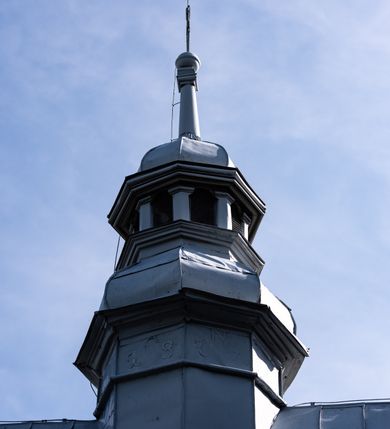 Zdjęcie nr 32: Kościół drewniany o konstrukcji zrębowej, elewacje jednolite, szalowane gontem. Wieża i kruchta zachodnia o konstrukcji słupowo-ramowej, narożne słupy nośne wzmocnione krzyżami św. Andrzeja. Więźba dachowa drewniana, krokwiowa. Budynek na kamiennym podmurowaniu. 
Kościół orientowany, jednonawowy, nawa na rzucie prostokąta zbliżonego do kwadratu, prezbiterium nieco węższe, wydłużone, zakończone trójbocznie. Do północnej ściany prezbiterium przylega zakrystia na planie prostokąta. Przy zachodniej ścianie nawy wieża na planie zbliżonym do prostokąta, o lekko ukośnej ścianie południowej. Od zachodu do wieży przylega kruchta na rzucie prostokąta. 
W przyziemiu wieży babiniec połączony z nawą wtórnym otworem w ścianie. Pomiędzy nawą a prezbiterium otwór tęczowy. Parapet chóru muzycznego w zachodniej części nawy, wsparty na czterech drewnianych kolumnach, z wejściem z nawy po drabiniastych schodach. Ściany i sklepienia pokryte polichromią z iluzjonistyczną architekturą i scenami figuralnymi. Wnętrze nakryte pułapami deskowymi w nawie i prezbiterium oraz stropem belkowym w babińcu. Otwory drzwiowe o prostokątnym wykroju zamknięte drzwiami obitymi deskami w kruchcie zachodniej, w ścianie południowej nawy oraz z prezbiterium do zakrystii. Okna w formie stojącego prostokąta. Posadzka kamienna, z płyt marmurowych. 
Elewacja frontowa jednoosiowa. Na osi wejście do kruchty zachodniej. Korpus wieży podzielony poziomo daszkami okapowymi, na froncie okno. Elewacje boczne jednolite. Korpus nawowy przepruty oknami po dwa na ścianach północnej i południowej, prezbiterium z oknem na ścianie południowej oraz dwoma okienkami na ścianach zamknięcia. Na elewacji wschodniej zawieszony krucyfiks. 
Kościół nakryty dachami dwuspadowymi, o pokryciu blaszanym, wyższym nad nawą, niższym nad prezbiterium. W połowie długości dachu, nad nawą, wbudowana wieżyczka na sygnaturkę, na ośmiobocznym, obitym blachą trzonie, z latarnią zwieńczoną niewielkim hełmem. Wieża nakryta czterospadowym daszkiem namiotowym, zwieńczona kulistą puszką i krzyżem. Kruchta nakryta osobnym daszkiem dwuspadowym, półszczytowym, zakrystia niższym dachem pulpitowym.
