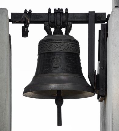 Zdjęcie nr 34: Kościół drewniany o konstrukcji zrębowej, elewacje jednolite, szalowane gontem. Wieża i kruchta zachodnia o konstrukcji słupowo-ramowej, narożne słupy nośne wzmocnione krzyżami św. Andrzeja. Więźba dachowa drewniana, krokwiowa. Budynek na kamiennym podmurowaniu. 
Kościół orientowany, jednonawowy, nawa na rzucie prostokąta zbliżonego do kwadratu, prezbiterium nieco węższe, wydłużone, zakończone trójbocznie. Do północnej ściany prezbiterium przylega zakrystia na planie prostokąta. Przy zachodniej ścianie nawy wieża na planie zbliżonym do prostokąta, o lekko ukośnej ścianie południowej. Od zachodu do wieży przylega kruchta na rzucie prostokąta. 
W przyziemiu wieży babiniec połączony z nawą wtórnym otworem w ścianie. Pomiędzy nawą a prezbiterium otwór tęczowy. Parapet chóru muzycznego w zachodniej części nawy, wsparty na czterech drewnianych kolumnach, z wejściem z nawy po drabiniastych schodach. Ściany i sklepienia pokryte polichromią z iluzjonistyczną architekturą i scenami figuralnymi. Wnętrze nakryte pułapami deskowymi w nawie i prezbiterium oraz stropem belkowym w babińcu. Otwory drzwiowe o prostokątnym wykroju zamknięte drzwiami obitymi deskami w kruchcie zachodniej, w ścianie południowej nawy oraz z prezbiterium do zakrystii. Okna w formie stojącego prostokąta. Posadzka kamienna, z płyt marmurowych. 
Elewacja frontowa jednoosiowa. Na osi wejście do kruchty zachodniej. Korpus wieży podzielony poziomo daszkami okapowymi, na froncie okno. Elewacje boczne jednolite. Korpus nawowy przepruty oknami po dwa na ścianach północnej i południowej, prezbiterium z oknem na ścianie południowej oraz dwoma okienkami na ścianach zamknięcia. Na elewacji wschodniej zawieszony krucyfiks. 
Kościół nakryty dachami dwuspadowymi, o pokryciu blaszanym, wyższym nad nawą, niższym nad prezbiterium. W połowie długości dachu, nad nawą, wbudowana wieżyczka na sygnaturkę, na ośmiobocznym, obitym blachą trzonie, z latarnią zwieńczoną niewielkim hełmem. Wieża nakryta czterospadowym daszkiem namiotowym, zwieńczona kulistą puszką i krzyżem. Kruchta nakryta osobnym daszkiem dwuspadowym, półszczytowym, zakrystia niższym dachem pulpitowym.
