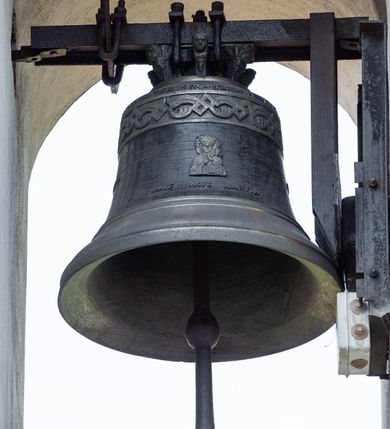 Zdjęcie nr 37: Kościół drewniany o konstrukcji zrębowej, elewacje jednolite, szalowane gontem. Wieża i kruchta zachodnia o konstrukcji słupowo-ramowej, narożne słupy nośne wzmocnione krzyżami św. Andrzeja. Więźba dachowa drewniana, krokwiowa. Budynek na kamiennym podmurowaniu. 
Kościół orientowany, jednonawowy, nawa na rzucie prostokąta zbliżonego do kwadratu, prezbiterium nieco węższe, wydłużone, zakończone trójbocznie. Do północnej ściany prezbiterium przylega zakrystia na planie prostokąta. Przy zachodniej ścianie nawy wieża na planie zbliżonym do prostokąta, o lekko ukośnej ścianie południowej. Od zachodu do wieży przylega kruchta na rzucie prostokąta. 
W przyziemiu wieży babiniec połączony z nawą wtórnym otworem w ścianie. Pomiędzy nawą a prezbiterium otwór tęczowy. Parapet chóru muzycznego w zachodniej części nawy, wsparty na czterech drewnianych kolumnach, z wejściem z nawy po drabiniastych schodach. Ściany i sklepienia pokryte polichromią z iluzjonistyczną architekturą i scenami figuralnymi. Wnętrze nakryte pułapami deskowymi w nawie i prezbiterium oraz stropem belkowym w babińcu. Otwory drzwiowe o prostokątnym wykroju zamknięte drzwiami obitymi deskami w kruchcie zachodniej, w ścianie południowej nawy oraz z prezbiterium do zakrystii. Okna w formie stojącego prostokąta. Posadzka kamienna, z płyt marmurowych. 
Elewacja frontowa jednoosiowa. Na osi wejście do kruchty zachodniej. Korpus wieży podzielony poziomo daszkami okapowymi, na froncie okno. Elewacje boczne jednolite. Korpus nawowy przepruty oknami po dwa na ścianach północnej i południowej, prezbiterium z oknem na ścianie południowej oraz dwoma okienkami na ścianach zamknięcia. Na elewacji wschodniej zawieszony krucyfiks. 
Kościół nakryty dachami dwuspadowymi, o pokryciu blaszanym, wyższym nad nawą, niższym nad prezbiterium. W połowie długości dachu, nad nawą, wbudowana wieżyczka na sygnaturkę, na ośmiobocznym, obitym blachą trzonie, z latarnią zwieńczoną niewielkim hełmem. Wieża nakryta czterospadowym daszkiem namiotowym, zwieńczona kulistą puszką i krzyżem. Kruchta nakryta osobnym daszkiem dwuspadowym, półszczytowym, zakrystia niższym dachem pulpitowym.
