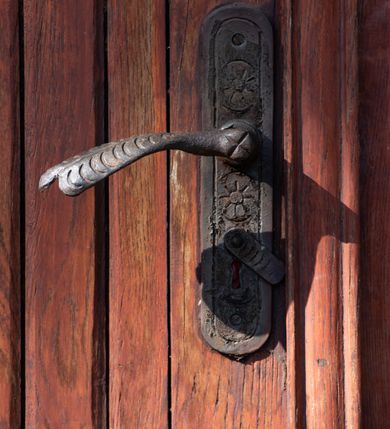 Zdjęcie nr 40: Kościół drewniany o konstrukcji zrębowej, elewacje jednolite, szalowane gontem. Wieża i kruchta zachodnia o konstrukcji słupowo-ramowej, narożne słupy nośne wzmocnione krzyżami św. Andrzeja. Więźba dachowa drewniana, krokwiowa. Budynek na kamiennym podmurowaniu. 
Kościół orientowany, jednonawowy, nawa na rzucie prostokąta zbliżonego do kwadratu, prezbiterium nieco węższe, wydłużone, zakończone trójbocznie. Do północnej ściany prezbiterium przylega zakrystia na planie prostokąta. Przy zachodniej ścianie nawy wieża na planie zbliżonym do prostokąta, o lekko ukośnej ścianie południowej. Od zachodu do wieży przylega kruchta na rzucie prostokąta. 
W przyziemiu wieży babiniec połączony z nawą wtórnym otworem w ścianie. Pomiędzy nawą a prezbiterium otwór tęczowy. Parapet chóru muzycznego w zachodniej części nawy, wsparty na czterech drewnianych kolumnach, z wejściem z nawy po drabiniastych schodach. Ściany i sklepienia pokryte polichromią z iluzjonistyczną architekturą i scenami figuralnymi. Wnętrze nakryte pułapami deskowymi w nawie i prezbiterium oraz stropem belkowym w babińcu. Otwory drzwiowe o prostokątnym wykroju zamknięte drzwiami obitymi deskami w kruchcie zachodniej, w ścianie południowej nawy oraz z prezbiterium do zakrystii. Okna w formie stojącego prostokąta. Posadzka kamienna, z płyt marmurowych. 
Elewacja frontowa jednoosiowa. Na osi wejście do kruchty zachodniej. Korpus wieży podzielony poziomo daszkami okapowymi, na froncie okno. Elewacje boczne jednolite. Korpus nawowy przepruty oknami po dwa na ścianach północnej i południowej, prezbiterium z oknem na ścianie południowej oraz dwoma okienkami na ścianach zamknięcia. Na elewacji wschodniej zawieszony krucyfiks. 
Kościół nakryty dachami dwuspadowymi, o pokryciu blaszanym, wyższym nad nawą, niższym nad prezbiterium. W połowie długości dachu, nad nawą, wbudowana wieżyczka na sygnaturkę, na ośmiobocznym, obitym blachą trzonie, z latarnią zwieńczoną niewielkim hełmem. Wieża nakryta czterospadowym daszkiem namiotowym, zwieńczona kulistą puszką i krzyżem. Kruchta nakryta osobnym daszkiem dwuspadowym, półszczytowym, zakrystia niższym dachem pulpitowym.
