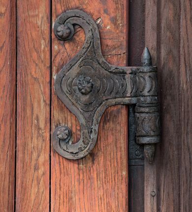 Zdjęcie nr 39: Kościół drewniany o konstrukcji zrębowej, elewacje jednolite, szalowane gontem. Wieża i kruchta zachodnia o konstrukcji słupowo-ramowej, narożne słupy nośne wzmocnione krzyżami św. Andrzeja. Więźba dachowa drewniana, krokwiowa. Budynek na kamiennym podmurowaniu. 
Kościół orientowany, jednonawowy, nawa na rzucie prostokąta zbliżonego do kwadratu, prezbiterium nieco węższe, wydłużone, zakończone trójbocznie. Do północnej ściany prezbiterium przylega zakrystia na planie prostokąta. Przy zachodniej ścianie nawy wieża na planie zbliżonym do prostokąta, o lekko ukośnej ścianie południowej. Od zachodu do wieży przylega kruchta na rzucie prostokąta. 
W przyziemiu wieży babiniec połączony z nawą wtórnym otworem w ścianie. Pomiędzy nawą a prezbiterium otwór tęczowy. Parapet chóru muzycznego w zachodniej części nawy, wsparty na czterech drewnianych kolumnach, z wejściem z nawy po drabiniastych schodach. Ściany i sklepienia pokryte polichromią z iluzjonistyczną architekturą i scenami figuralnymi. Wnętrze nakryte pułapami deskowymi w nawie i prezbiterium oraz stropem belkowym w babińcu. Otwory drzwiowe o prostokątnym wykroju zamknięte drzwiami obitymi deskami w kruchcie zachodniej, w ścianie południowej nawy oraz z prezbiterium do zakrystii. Okna w formie stojącego prostokąta. Posadzka kamienna, z płyt marmurowych. 
Elewacja frontowa jednoosiowa. Na osi wejście do kruchty zachodniej. Korpus wieży podzielony poziomo daszkami okapowymi, na froncie okno. Elewacje boczne jednolite. Korpus nawowy przepruty oknami po dwa na ścianach północnej i południowej, prezbiterium z oknem na ścianie południowej oraz dwoma okienkami na ścianach zamknięcia. Na elewacji wschodniej zawieszony krucyfiks. 
Kościół nakryty dachami dwuspadowymi, o pokryciu blaszanym, wyższym nad nawą, niższym nad prezbiterium. W połowie długości dachu, nad nawą, wbudowana wieżyczka na sygnaturkę, na ośmiobocznym, obitym blachą trzonie, z latarnią zwieńczoną niewielkim hełmem. Wieża nakryta czterospadowym daszkiem namiotowym, zwieńczona kulistą puszką i krzyżem. Kruchta nakryta osobnym daszkiem dwuspadowym, półszczytowym, zakrystia niższym dachem pulpitowym.
