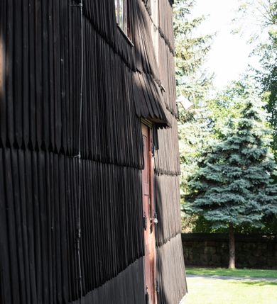 Zdjęcie nr 16: Kościół drewniany o konstrukcji zrębowej, elewacje jednolite, szalowane gontem. Wieża i kruchta zachodnia o konstrukcji słupowo-ramowej, narożne słupy nośne wzmocnione krzyżami św. Andrzeja. Więźba dachowa drewniana, krokwiowa. Budynek na kamiennym podmurowaniu. 
Kościół orientowany, jednonawowy, nawa na rzucie prostokąta zbliżonego do kwadratu, prezbiterium nieco węższe, wydłużone, zakończone trójbocznie. Do północnej ściany prezbiterium przylega zakrystia na planie prostokąta. Przy zachodniej ścianie nawy wieża na planie zbliżonym do prostokąta, o lekko ukośnej ścianie południowej. Od zachodu do wieży przylega kruchta na rzucie prostokąta. 
W przyziemiu wieży babiniec połączony z nawą wtórnym otworem w ścianie. Pomiędzy nawą a prezbiterium otwór tęczowy. Parapet chóru muzycznego w zachodniej części nawy, wsparty na czterech drewnianych kolumnach, z wejściem z nawy po drabiniastych schodach. Ściany i sklepienia pokryte polichromią z iluzjonistyczną architekturą i scenami figuralnymi. Wnętrze nakryte pułapami deskowymi w nawie i prezbiterium oraz stropem belkowym w babińcu. Otwory drzwiowe o prostokątnym wykroju zamknięte drzwiami obitymi deskami w kruchcie zachodniej, w ścianie południowej nawy oraz z prezbiterium do zakrystii. Okna w formie stojącego prostokąta. Posadzka kamienna, z płyt marmurowych. 
Elewacja frontowa jednoosiowa. Na osi wejście do kruchty zachodniej. Korpus wieży podzielony poziomo daszkami okapowymi, na froncie okno. Elewacje boczne jednolite. Korpus nawowy przepruty oknami po dwa na ścianach północnej i południowej, prezbiterium z oknem na ścianie południowej oraz dwoma okienkami na ścianach zamknięcia. Na elewacji wschodniej zawieszony krucyfiks. 
Kościół nakryty dachami dwuspadowymi, o pokryciu blaszanym, wyższym nad nawą, niższym nad prezbiterium. W połowie długości dachu, nad nawą, wbudowana wieżyczka na sygnaturkę, na ośmiobocznym, obitym blachą trzonie, z latarnią zwieńczoną niewielkim hełmem. Wieża nakryta czterospadowym daszkiem namiotowym, zwieńczona kulistą puszką i krzyżem. Kruchta nakryta osobnym daszkiem dwuspadowym, półszczytowym, zakrystia niższym dachem pulpitowym.
