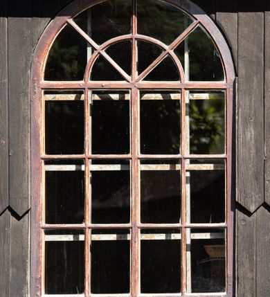 Zdjęcie nr 41: Kościół drewniany o konstrukcji zrębowej, elewacje jednolite, szalowane gontem. Wieża i kruchta zachodnia o konstrukcji słupowo-ramowej, narożne słupy nośne wzmocnione krzyżami św. Andrzeja. Więźba dachowa drewniana, krokwiowa. Budynek na kamiennym podmurowaniu. 
Kościół orientowany, jednonawowy, nawa na rzucie prostokąta zbliżonego do kwadratu, prezbiterium nieco węższe, wydłużone, zakończone trójbocznie. Do północnej ściany prezbiterium przylega zakrystia na planie prostokąta. Przy zachodniej ścianie nawy wieża na planie zbliżonym do prostokąta, o lekko ukośnej ścianie południowej. Od zachodu do wieży przylega kruchta na rzucie prostokąta. 
W przyziemiu wieży babiniec połączony z nawą wtórnym otworem w ścianie. Pomiędzy nawą a prezbiterium otwór tęczowy. Parapet chóru muzycznego w zachodniej części nawy, wsparty na czterech drewnianych kolumnach, z wejściem z nawy po drabiniastych schodach. Ściany i sklepienia pokryte polichromią z iluzjonistyczną architekturą i scenami figuralnymi. Wnętrze nakryte pułapami deskowymi w nawie i prezbiterium oraz stropem belkowym w babińcu. Otwory drzwiowe o prostokątnym wykroju zamknięte drzwiami obitymi deskami w kruchcie zachodniej, w ścianie południowej nawy oraz z prezbiterium do zakrystii. Okna w formie stojącego prostokąta. Posadzka kamienna, z płyt marmurowych. 
Elewacja frontowa jednoosiowa. Na osi wejście do kruchty zachodniej. Korpus wieży podzielony poziomo daszkami okapowymi, na froncie okno. Elewacje boczne jednolite. Korpus nawowy przepruty oknami po dwa na ścianach północnej i południowej, prezbiterium z oknem na ścianie południowej oraz dwoma okienkami na ścianach zamknięcia. Na elewacji wschodniej zawieszony krucyfiks. 
Kościół nakryty dachami dwuspadowymi, o pokryciu blaszanym, wyższym nad nawą, niższym nad prezbiterium. W połowie długości dachu, nad nawą, wbudowana wieżyczka na sygnaturkę, na ośmiobocznym, obitym blachą trzonie, z latarnią zwieńczoną niewielkim hełmem. Wieża nakryta czterospadowym daszkiem namiotowym, zwieńczona kulistą puszką i krzyżem. Kruchta nakryta osobnym daszkiem dwuspadowym, półszczytowym, zakrystia niższym dachem pulpitowym.
