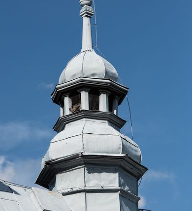 Zdjęcie nr 31: Kościół drewniany o konstrukcji zrębowej, elewacje jednolite, szalowane gontem. Wieża i kruchta zachodnia o konstrukcji słupowo-ramowej, narożne słupy nośne wzmocnione krzyżami św. Andrzeja. Więźba dachowa drewniana, krokwiowa. Budynek na kamiennym podmurowaniu. 
Kościół orientowany, jednonawowy, nawa na rzucie prostokąta zbliżonego do kwadratu, prezbiterium nieco węższe, wydłużone, zakończone trójbocznie. Do północnej ściany prezbiterium przylega zakrystia na planie prostokąta. Przy zachodniej ścianie nawy wieża na planie zbliżonym do prostokąta, o lekko ukośnej ścianie południowej. Od zachodu do wieży przylega kruchta na rzucie prostokąta. 
W przyziemiu wieży babiniec połączony z nawą wtórnym otworem w ścianie. Pomiędzy nawą a prezbiterium otwór tęczowy. Parapet chóru muzycznego w zachodniej części nawy, wsparty na czterech drewnianych kolumnach, z wejściem z nawy po drabiniastych schodach. Ściany i sklepienia pokryte polichromią z iluzjonistyczną architekturą i scenami figuralnymi. Wnętrze nakryte pułapami deskowymi w nawie i prezbiterium oraz stropem belkowym w babińcu. Otwory drzwiowe o prostokątnym wykroju zamknięte drzwiami obitymi deskami w kruchcie zachodniej, w ścianie południowej nawy oraz z prezbiterium do zakrystii. Okna w formie stojącego prostokąta. Posadzka kamienna, z płyt marmurowych. 
Elewacja frontowa jednoosiowa. Na osi wejście do kruchty zachodniej. Korpus wieży podzielony poziomo daszkami okapowymi, na froncie okno. Elewacje boczne jednolite. Korpus nawowy przepruty oknami po dwa na ścianach północnej i południowej, prezbiterium z oknem na ścianie południowej oraz dwoma okienkami na ścianach zamknięcia. Na elewacji wschodniej zawieszony krucyfiks. 
Kościół nakryty dachami dwuspadowymi, o pokryciu blaszanym, wyższym nad nawą, niższym nad prezbiterium. W połowie długości dachu, nad nawą, wbudowana wieżyczka na sygnaturkę, na ośmiobocznym, obitym blachą trzonie, z latarnią zwieńczoną niewielkim hełmem. Wieża nakryta czterospadowym daszkiem namiotowym, zwieńczona kulistą puszką i krzyżem. Kruchta nakryta osobnym daszkiem dwuspadowym, półszczytowym, zakrystia niższym dachem pulpitowym.
