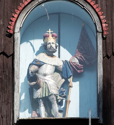 Zdjęcie nr 44: Kościół drewniany o konstrukcji zrębowej, elewacje jednolite, szalowane gontem. Wieża i kruchta zachodnia o konstrukcji słupowo-ramowej, narożne słupy nośne wzmocnione krzyżami św. Andrzeja. Więźba dachowa drewniana, krokwiowa. Budynek na kamiennym podmurowaniu. 
Kościół orientowany, jednonawowy, nawa na rzucie prostokąta zbliżonego do kwadratu, prezbiterium nieco węższe, wydłużone, zakończone trójbocznie. Do północnej ściany prezbiterium przylega zakrystia na planie prostokąta. Przy zachodniej ścianie nawy wieża na planie zbliżonym do prostokąta, o lekko ukośnej ścianie południowej. Od zachodu do wieży przylega kruchta na rzucie prostokąta. 
W przyziemiu wieży babiniec połączony z nawą wtórnym otworem w ścianie. Pomiędzy nawą a prezbiterium otwór tęczowy. Parapet chóru muzycznego w zachodniej części nawy, wsparty na czterech drewnianych kolumnach, z wejściem z nawy po drabiniastych schodach. Ściany i sklepienia pokryte polichromią z iluzjonistyczną architekturą i scenami figuralnymi. Wnętrze nakryte pułapami deskowymi w nawie i prezbiterium oraz stropem belkowym w babińcu. Otwory drzwiowe o prostokątnym wykroju zamknięte drzwiami obitymi deskami w kruchcie zachodniej, w ścianie południowej nawy oraz z prezbiterium do zakrystii. Okna w formie stojącego prostokąta. Posadzka kamienna, z płyt marmurowych. 
Elewacja frontowa jednoosiowa. Na osi wejście do kruchty zachodniej. Korpus wieży podzielony poziomo daszkami okapowymi, na froncie okno. Elewacje boczne jednolite. Korpus nawowy przepruty oknami po dwa na ścianach północnej i południowej, prezbiterium z oknem na ścianie południowej oraz dwoma okienkami na ścianach zamknięcia. Na elewacji wschodniej zawieszony krucyfiks. 
Kościół nakryty dachami dwuspadowymi, o pokryciu blaszanym, wyższym nad nawą, niższym nad prezbiterium. W połowie długości dachu, nad nawą, wbudowana wieżyczka na sygnaturkę, na ośmiobocznym, obitym blachą trzonie, z latarnią zwieńczoną niewielkim hełmem. Wieża nakryta czterospadowym daszkiem namiotowym, zwieńczona kulistą puszką i krzyżem. Kruchta nakryta osobnym daszkiem dwuspadowym, półszczytowym, zakrystia niższym dachem pulpitowym.
