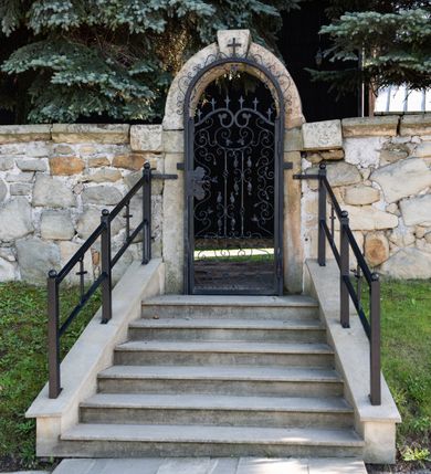 Zdjęcie nr 50: Kościół drewniany o konstrukcji zrębowej, elewacje jednolite, szalowane gontem. Wieża i kruchta zachodnia o konstrukcji słupowo-ramowej, narożne słupy nośne wzmocnione krzyżami św. Andrzeja. Więźba dachowa drewniana, krokwiowa. Budynek na kamiennym podmurowaniu. 
Kościół orientowany, jednonawowy, nawa na rzucie prostokąta zbliżonego do kwadratu, prezbiterium nieco węższe, wydłużone, zakończone trójbocznie. Do północnej ściany prezbiterium przylega zakrystia na planie prostokąta. Przy zachodniej ścianie nawy wieża na planie zbliżonym do prostokąta, o lekko ukośnej ścianie południowej. Od zachodu do wieży przylega kruchta na rzucie prostokąta. 
W przyziemiu wieży babiniec połączony z nawą wtórnym otworem w ścianie. Pomiędzy nawą a prezbiterium otwór tęczowy. Parapet chóru muzycznego w zachodniej części nawy, wsparty na czterech drewnianych kolumnach, z wejściem z nawy po drabiniastych schodach. Ściany i sklepienia pokryte polichromią z iluzjonistyczną architekturą i scenami figuralnymi. Wnętrze nakryte pułapami deskowymi w nawie i prezbiterium oraz stropem belkowym w babińcu. Otwory drzwiowe o prostokątnym wykroju zamknięte drzwiami obitymi deskami w kruchcie zachodniej, w ścianie południowej nawy oraz z prezbiterium do zakrystii. Okna w formie stojącego prostokąta. Posadzka kamienna, z płyt marmurowych. 
Elewacja frontowa jednoosiowa. Na osi wejście do kruchty zachodniej. Korpus wieży podzielony poziomo daszkami okapowymi, na froncie okno. Elewacje boczne jednolite. Korpus nawowy przepruty oknami po dwa na ścianach północnej i południowej, prezbiterium z oknem na ścianie południowej oraz dwoma okienkami na ścianach zamknięcia. Na elewacji wschodniej zawieszony krucyfiks. 
Kościół nakryty dachami dwuspadowymi, o pokryciu blaszanym, wyższym nad nawą, niższym nad prezbiterium. W połowie długości dachu, nad nawą, wbudowana wieżyczka na sygnaturkę, na ośmiobocznym, obitym blachą trzonie, z latarnią zwieńczoną niewielkim hełmem. Wieża nakryta czterospadowym daszkiem namiotowym, zwieńczona kulistą puszką i krzyżem. Kruchta nakryta osobnym daszkiem dwuspadowym, półszczytowym, zakrystia niższym dachem pulpitowym.
