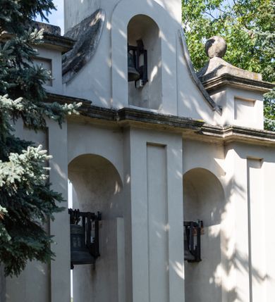 Zdjęcie nr 49: Kościół drewniany o konstrukcji zrębowej, elewacje jednolite, szalowane gontem. Wieża i kruchta zachodnia o konstrukcji słupowo-ramowej, narożne słupy nośne wzmocnione krzyżami św. Andrzeja. Więźba dachowa drewniana, krokwiowa. Budynek na kamiennym podmurowaniu. 
Kościół orientowany, jednonawowy, nawa na rzucie prostokąta zbliżonego do kwadratu, prezbiterium nieco węższe, wydłużone, zakończone trójbocznie. Do północnej ściany prezbiterium przylega zakrystia na planie prostokąta. Przy zachodniej ścianie nawy wieża na planie zbliżonym do prostokąta, o lekko ukośnej ścianie południowej. Od zachodu do wieży przylega kruchta na rzucie prostokąta. 
W przyziemiu wieży babiniec połączony z nawą wtórnym otworem w ścianie. Pomiędzy nawą a prezbiterium otwór tęczowy. Parapet chóru muzycznego w zachodniej części nawy, wsparty na czterech drewnianych kolumnach, z wejściem z nawy po drabiniastych schodach. Ściany i sklepienia pokryte polichromią z iluzjonistyczną architekturą i scenami figuralnymi. Wnętrze nakryte pułapami deskowymi w nawie i prezbiterium oraz stropem belkowym w babińcu. Otwory drzwiowe o prostokątnym wykroju zamknięte drzwiami obitymi deskami w kruchcie zachodniej, w ścianie południowej nawy oraz z prezbiterium do zakrystii. Okna w formie stojącego prostokąta. Posadzka kamienna, z płyt marmurowych. 
Elewacja frontowa jednoosiowa. Na osi wejście do kruchty zachodniej. Korpus wieży podzielony poziomo daszkami okapowymi, na froncie okno. Elewacje boczne jednolite. Korpus nawowy przepruty oknami po dwa na ścianach północnej i południowej, prezbiterium z oknem na ścianie południowej oraz dwoma okienkami na ścianach zamknięcia. Na elewacji wschodniej zawieszony krucyfiks. 
Kościół nakryty dachami dwuspadowymi, o pokryciu blaszanym, wyższym nad nawą, niższym nad prezbiterium. W połowie długości dachu, nad nawą, wbudowana wieżyczka na sygnaturkę, na ośmiobocznym, obitym blachą trzonie, z latarnią zwieńczoną niewielkim hełmem. Wieża nakryta czterospadowym daszkiem namiotowym, zwieńczona kulistą puszką i krzyżem. Kruchta nakryta osobnym daszkiem dwuspadowym, półszczytowym, zakrystia niższym dachem pulpitowym.
