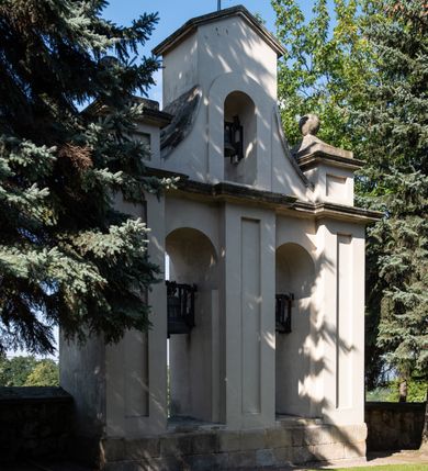 Zdjęcie nr 47: Kościół drewniany o konstrukcji zrębowej, elewacje jednolite, szalowane gontem. Wieża i kruchta zachodnia o konstrukcji słupowo-ramowej, narożne słupy nośne wzmocnione krzyżami św. Andrzeja. Więźba dachowa drewniana, krokwiowa. Budynek na kamiennym podmurowaniu. 
Kościół orientowany, jednonawowy, nawa na rzucie prostokąta zbliżonego do kwadratu, prezbiterium nieco węższe, wydłużone, zakończone trójbocznie. Do północnej ściany prezbiterium przylega zakrystia na planie prostokąta. Przy zachodniej ścianie nawy wieża na planie zbliżonym do prostokąta, o lekko ukośnej ścianie południowej. Od zachodu do wieży przylega kruchta na rzucie prostokąta. 
W przyziemiu wieży babiniec połączony z nawą wtórnym otworem w ścianie. Pomiędzy nawą a prezbiterium otwór tęczowy. Parapet chóru muzycznego w zachodniej części nawy, wsparty na czterech drewnianych kolumnach, z wejściem z nawy po drabiniastych schodach. Ściany i sklepienia pokryte polichromią z iluzjonistyczną architekturą i scenami figuralnymi. Wnętrze nakryte pułapami deskowymi w nawie i prezbiterium oraz stropem belkowym w babińcu. Otwory drzwiowe o prostokątnym wykroju zamknięte drzwiami obitymi deskami w kruchcie zachodniej, w ścianie południowej nawy oraz z prezbiterium do zakrystii. Okna w formie stojącego prostokąta. Posadzka kamienna, z płyt marmurowych. 
Elewacja frontowa jednoosiowa. Na osi wejście do kruchty zachodniej. Korpus wieży podzielony poziomo daszkami okapowymi, na froncie okno. Elewacje boczne jednolite. Korpus nawowy przepruty oknami po dwa na ścianach północnej i południowej, prezbiterium z oknem na ścianie południowej oraz dwoma okienkami na ścianach zamknięcia. Na elewacji wschodniej zawieszony krucyfiks. 
Kościół nakryty dachami dwuspadowymi, o pokryciu blaszanym, wyższym nad nawą, niższym nad prezbiterium. W połowie długości dachu, nad nawą, wbudowana wieżyczka na sygnaturkę, na ośmiobocznym, obitym blachą trzonie, z latarnią zwieńczoną niewielkim hełmem. Wieża nakryta czterospadowym daszkiem namiotowym, zwieńczona kulistą puszką i krzyżem. Kruchta nakryta osobnym daszkiem dwuspadowym, półszczytowym, zakrystia niższym dachem pulpitowym.
