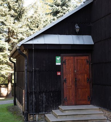 Zdjęcie nr 5: Kościół drewniany o konstrukcji zrębowej, elewacje jednolite, szalowane gontem. Wieża i kruchta zachodnia o konstrukcji słupowo-ramowej, narożne słupy nośne wzmocnione krzyżami św. Andrzeja. Więźba dachowa drewniana, krokwiowa. Budynek na kamiennym podmurowaniu. 
Kościół orientowany, jednonawowy, nawa na rzucie prostokąta zbliżonego do kwadratu, prezbiterium nieco węższe, wydłużone, zakończone trójbocznie. Do północnej ściany prezbiterium przylega zakrystia na planie prostokąta. Przy zachodniej ścianie nawy wieża na planie zbliżonym do prostokąta, o lekko ukośnej ścianie południowej. Od zachodu do wieży przylega kruchta na rzucie prostokąta. 
W przyziemiu wieży babiniec połączony z nawą wtórnym otworem w ścianie. Pomiędzy nawą a prezbiterium otwór tęczowy. Parapet chóru muzycznego w zachodniej części nawy, wsparty na czterech drewnianych kolumnach, z wejściem z nawy po drabiniastych schodach. Ściany i sklepienia pokryte polichromią z iluzjonistyczną architekturą i scenami figuralnymi. Wnętrze nakryte pułapami deskowymi w nawie i prezbiterium oraz stropem belkowym w babińcu. Otwory drzwiowe o prostokątnym wykroju zamknięte drzwiami obitymi deskami w kruchcie zachodniej, w ścianie południowej nawy oraz z prezbiterium do zakrystii. Okna w formie stojącego prostokąta. Posadzka kamienna, z płyt marmurowych. 
Elewacja frontowa jednoosiowa. Na osi wejście do kruchty zachodniej. Korpus wieży podzielony poziomo daszkami okapowymi, na froncie okno. Elewacje boczne jednolite. Korpus nawowy przepruty oknami po dwa na ścianach północnej i południowej, prezbiterium z oknem na ścianie południowej oraz dwoma okienkami na ścianach zamknięcia. Na elewacji wschodniej zawieszony krucyfiks. 
Kościół nakryty dachami dwuspadowymi, o pokryciu blaszanym, wyższym nad nawą, niższym nad prezbiterium. W połowie długości dachu, nad nawą, wbudowana wieżyczka na sygnaturkę, na ośmiobocznym, obitym blachą trzonie, z latarnią zwieńczoną niewielkim hełmem. Wieża nakryta czterospadowym daszkiem namiotowym, zwieńczona kulistą puszką i krzyżem. Kruchta nakryta osobnym daszkiem dwuspadowym, półszczytowym, zakrystia niższym dachem pulpitowym.
