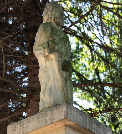 Zdjęcie nr 54: Kościół drewniany o konstrukcji zrębowej, elewacje jednolite, szalowane gontem. Wieża i kruchta zachodnia o konstrukcji słupowo-ramowej, narożne słupy nośne wzmocnione krzyżami św. Andrzeja. Więźba dachowa drewniana, krokwiowa. Budynek na kamiennym podmurowaniu. 
Kościół orientowany, jednonawowy, nawa na rzucie prostokąta zbliżonego do kwadratu, prezbiterium nieco węższe, wydłużone, zakończone trójbocznie. Do północnej ściany prezbiterium przylega zakrystia na planie prostokąta. Przy zachodniej ścianie nawy wieża na planie zbliżonym do prostokąta, o lekko ukośnej ścianie południowej. Od zachodu do wieży przylega kruchta na rzucie prostokąta. 
W przyziemiu wieży babiniec połączony z nawą wtórnym otworem w ścianie. Pomiędzy nawą a prezbiterium otwór tęczowy. Parapet chóru muzycznego w zachodniej części nawy, wsparty na czterech drewnianych kolumnach, z wejściem z nawy po drabiniastych schodach. Ściany i sklepienia pokryte polichromią z iluzjonistyczną architekturą i scenami figuralnymi. Wnętrze nakryte pułapami deskowymi w nawie i prezbiterium oraz stropem belkowym w babińcu. Otwory drzwiowe o prostokątnym wykroju zamknięte drzwiami obitymi deskami w kruchcie zachodniej, w ścianie południowej nawy oraz z prezbiterium do zakrystii. Okna w formie stojącego prostokąta. Posadzka kamienna, z płyt marmurowych. 
Elewacja frontowa jednoosiowa. Na osi wejście do kruchty zachodniej. Korpus wieży podzielony poziomo daszkami okapowymi, na froncie okno. Elewacje boczne jednolite. Korpus nawowy przepruty oknami po dwa na ścianach północnej i południowej, prezbiterium z oknem na ścianie południowej oraz dwoma okienkami na ścianach zamknięcia. Na elewacji wschodniej zawieszony krucyfiks. 
Kościół nakryty dachami dwuspadowymi, o pokryciu blaszanym, wyższym nad nawą, niższym nad prezbiterium. W połowie długości dachu, nad nawą, wbudowana wieżyczka na sygnaturkę, na ośmiobocznym, obitym blachą trzonie, z latarnią zwieńczoną niewielkim hełmem. Wieża nakryta czterospadowym daszkiem namiotowym, zwieńczona kulistą puszką i krzyżem. Kruchta nakryta osobnym daszkiem dwuspadowym, półszczytowym, zakrystia niższym dachem pulpitowym.
