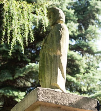 Zdjęcie nr 53: Kościół drewniany o konstrukcji zrębowej, elewacje jednolite, szalowane gontem. Wieża i kruchta zachodnia o konstrukcji słupowo-ramowej, narożne słupy nośne wzmocnione krzyżami św. Andrzeja. Więźba dachowa drewniana, krokwiowa. Budynek na kamiennym podmurowaniu. 
Kościół orientowany, jednonawowy, nawa na rzucie prostokąta zbliżonego do kwadratu, prezbiterium nieco węższe, wydłużone, zakończone trójbocznie. Do północnej ściany prezbiterium przylega zakrystia na planie prostokąta. Przy zachodniej ścianie nawy wieża na planie zbliżonym do prostokąta, o lekko ukośnej ścianie południowej. Od zachodu do wieży przylega kruchta na rzucie prostokąta. 
W przyziemiu wieży babiniec połączony z nawą wtórnym otworem w ścianie. Pomiędzy nawą a prezbiterium otwór tęczowy. Parapet chóru muzycznego w zachodniej części nawy, wsparty na czterech drewnianych kolumnach, z wejściem z nawy po drabiniastych schodach. Ściany i sklepienia pokryte polichromią z iluzjonistyczną architekturą i scenami figuralnymi. Wnętrze nakryte pułapami deskowymi w nawie i prezbiterium oraz stropem belkowym w babińcu. Otwory drzwiowe o prostokątnym wykroju zamknięte drzwiami obitymi deskami w kruchcie zachodniej, w ścianie południowej nawy oraz z prezbiterium do zakrystii. Okna w formie stojącego prostokąta. Posadzka kamienna, z płyt marmurowych. 
Elewacja frontowa jednoosiowa. Na osi wejście do kruchty zachodniej. Korpus wieży podzielony poziomo daszkami okapowymi, na froncie okno. Elewacje boczne jednolite. Korpus nawowy przepruty oknami po dwa na ścianach północnej i południowej, prezbiterium z oknem na ścianie południowej oraz dwoma okienkami na ścianach zamknięcia. Na elewacji wschodniej zawieszony krucyfiks. 
Kościół nakryty dachami dwuspadowymi, o pokryciu blaszanym, wyższym nad nawą, niższym nad prezbiterium. W połowie długości dachu, nad nawą, wbudowana wieżyczka na sygnaturkę, na ośmiobocznym, obitym blachą trzonie, z latarnią zwieńczoną niewielkim hełmem. Wieża nakryta czterospadowym daszkiem namiotowym, zwieńczona kulistą puszką i krzyżem. Kruchta nakryta osobnym daszkiem dwuspadowym, półszczytowym, zakrystia niższym dachem pulpitowym.
