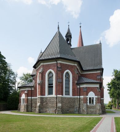 Zdjęcie nr 11: Kościół orientowany, składający się trójnawowej, czteroprzęsłowej pseudohali z transeptem oraz z jednoprzęsłowym, zamkniętym trójbocznie prezbiterium, przy którym od północy usytuowana jest zakrystia, a od południa skarbiec, zamknięte dwubocznie. Od fasady, na przedłużeniu nawy, usytuowana jest czteroboczna wieża, a przy niej ośmioboczne wieżyczki schodowe. Kościół ustawiony jest na wysokim, kamiennym cokole. Wieża trójkondygnacyjna: w dolnej kondygnacji ostrołukowy portal w obramieniu z kolumienkami i wimpergą, nad nim rozeta; w drugiej, ostrołukowe okno z maswerkiem; w trzeciej tryforium. Ściany wieży są zwieńczone szczytami, a wieżyczki schodowe ostrosłupowymi ceglanymi hełmami. Elewacje opięte są przyporami, zwieńczone gzymsem. Okna ostrołukowe z maswerkami, w tynkowanych na biało obramieniach. Dachy dwuspadowe, nad zakrystią i skarbcem pulpitowe, hełm wieży ostrosłupowy; pokrycie blachą. Empora organowa znajduje się w zachodnim przęśle nawy. Sklepienia krzyżowo-żebrowe, przy prezbiterium – gwiaździste. Nawy oddzielone kolumnami o kapitelach pączkowych; na ścianach naw bocznych pilastry. Chór muzyczny na kolumnach z kapitelami kostkowymi. Okna prostokątne zakończone ostrołukowo, w prezbiterium: jednodzielne, usytuowane w trzech ścianach zamknięcia chóru, z witrażami; w korpusie nawowym: trój- i dwudzielne, w pierwszych (wschodnich) trzech przęsłach z witrażami. Żebra sklepienne podkreślone polichromią. Portal główny zdobi tondo z płaskorzeźbą Najświętszego Serca Pana Jezusa.