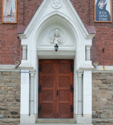 Zdjęcie nr 15: Kościół orientowany, składający się trójnawowej, czteroprzęsłowej pseudohali z transeptem oraz z jednoprzęsłowym, zamkniętym trójbocznie prezbiterium, przy którym od północy usytuowana jest zakrystia, a od południa skarbiec, zamknięte dwubocznie. Od fasady, na przedłużeniu nawy, usytuowana jest czteroboczna wieża, a przy niej ośmioboczne wieżyczki schodowe. Kościół ustawiony jest na wysokim, kamiennym cokole. Wieża trójkondygnacyjna: w dolnej kondygnacji ostrołukowy portal w obramieniu z kolumienkami i wimpergą, nad nim rozeta; w drugiej, ostrołukowe okno z maswerkiem; w trzeciej tryforium. Ściany wieży są zwieńczone szczytami, a wieżyczki schodowe ostrosłupowymi ceglanymi hełmami. Elewacje opięte są przyporami, zwieńczone gzymsem. Okna ostrołukowe z maswerkami, w tynkowanych na biało obramieniach. Dachy dwuspadowe, nad zakrystią i skarbcem pulpitowe, hełm wieży ostrosłupowy; pokrycie blachą. Empora organowa znajduje się w zachodnim przęśle nawy. Sklepienia krzyżowo-żebrowe, przy prezbiterium – gwiaździste. Nawy oddzielone kolumnami o kapitelach pączkowych; na ścianach naw bocznych pilastry. Chór muzyczny na kolumnach z kapitelami kostkowymi. Okna prostokątne zakończone ostrołukowo, w prezbiterium: jednodzielne, usytuowane w trzech ścianach zamknięcia chóru, z witrażami; w korpusie nawowym: trój- i dwudzielne, w pierwszych (wschodnich) trzech przęsłach z witrażami. Żebra sklepienne podkreślone polichromią. Portal główny zdobi tondo z płaskorzeźbą Najświętszego Serca Pana Jezusa.