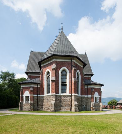 Zdjęcie nr 10: Kościół orientowany, składający się trójnawowej, czteroprzęsłowej pseudohali z transeptem oraz z jednoprzęsłowym, zamkniętym trójbocznie prezbiterium, przy którym od północy usytuowana jest zakrystia, a od południa skarbiec, zamknięte dwubocznie. Od fasady, na przedłużeniu nawy, usytuowana jest czteroboczna wieża, a przy niej ośmioboczne wieżyczki schodowe. Kościół ustawiony jest na wysokim, kamiennym cokole. Wieża trójkondygnacyjna: w dolnej kondygnacji ostrołukowy portal w obramieniu z kolumienkami i wimpergą, nad nim rozeta; w drugiej, ostrołukowe okno z maswerkiem; w trzeciej tryforium. Ściany wieży są zwieńczone szczytami, a wieżyczki schodowe ostrosłupowymi ceglanymi hełmami. Elewacje opięte są przyporami, zwieńczone gzymsem. Okna ostrołukowe z maswerkami, w tynkowanych na biało obramieniach. Dachy dwuspadowe, nad zakrystią i skarbcem pulpitowe, hełm wieży ostrosłupowy; pokrycie blachą. Empora organowa znajduje się w zachodnim przęśle nawy. Sklepienia krzyżowo-żebrowe, przy prezbiterium – gwiaździste. Nawy oddzielone kolumnami o kapitelach pączkowych; na ścianach naw bocznych pilastry. Chór muzyczny na kolumnach z kapitelami kostkowymi. Okna prostokątne zakończone ostrołukowo, w prezbiterium: jednodzielne, usytuowane w trzech ścianach zamknięcia chóru, z witrażami; w korpusie nawowym: trój- i dwudzielne, w pierwszych (wschodnich) trzech przęsłach z witrażami. Żebra sklepienne podkreślone polichromią. Portal główny zdobi tondo z płaskorzeźbą Najświętszego Serca Pana Jezusa.