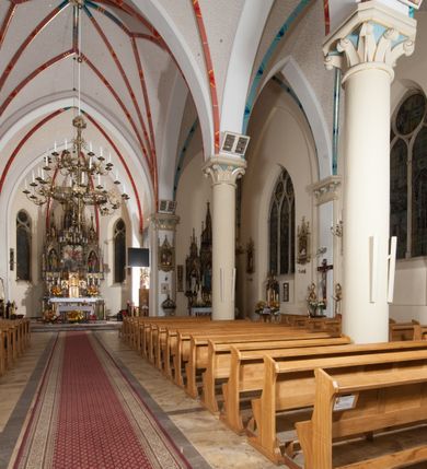 Zdjęcie nr 21: Kościół orientowany, składający się trójnawowej, czteroprzęsłowej pseudohali z transeptem oraz z jednoprzęsłowym, zamkniętym trójbocznie prezbiterium, przy którym od północy usytuowana jest zakrystia, a od południa skarbiec, zamknięte dwubocznie. Od fasady, na przedłużeniu nawy, usytuowana jest czteroboczna wieża, a przy niej ośmioboczne wieżyczki schodowe. Kościół ustawiony jest na wysokim, kamiennym cokole. Wieża trójkondygnacyjna: w dolnej kondygnacji ostrołukowy portal w obramieniu z kolumienkami i wimpergą, nad nim rozeta; w drugiej, ostrołukowe okno z maswerkiem; w trzeciej tryforium. Ściany wieży są zwieńczone szczytami, a wieżyczki schodowe ostrosłupowymi ceglanymi hełmami. Elewacje opięte są przyporami, zwieńczone gzymsem. Okna ostrołukowe z maswerkami, w tynkowanych na biało obramieniach. Dachy dwuspadowe, nad zakrystią i skarbcem pulpitowe, hełm wieży ostrosłupowy; pokrycie blachą. Empora organowa znajduje się w zachodnim przęśle nawy. Sklepienia krzyżowo-żebrowe, przy prezbiterium – gwiaździste. Nawy oddzielone kolumnami o kapitelach pączkowych; na ścianach naw bocznych pilastry. Chór muzyczny na kolumnach z kapitelami kostkowymi. Okna prostokątne zakończone ostrołukowo, w prezbiterium: jednodzielne, usytuowane w trzech ścianach zamknięcia chóru, z witrażami; w korpusie nawowym: trój- i dwudzielne, w pierwszych (wschodnich) trzech przęsłach z witrażami. Żebra sklepienne podkreślone polichromią. Portal główny zdobi tondo z płaskorzeźbą Najświętszego Serca Pana Jezusa.