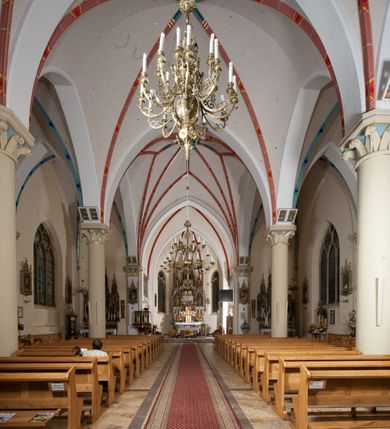 Zdjęcie nr 17: Kościół orientowany, składający się trójnawowej, czteroprzęsłowej pseudohali z transeptem oraz z jednoprzęsłowym, zamkniętym trójbocznie prezbiterium, przy którym od północy usytuowana jest zakrystia, a od południa skarbiec, zamknięte dwubocznie. Od fasady, na przedłużeniu nawy, usytuowana jest czteroboczna wieża, a przy niej ośmioboczne wieżyczki schodowe. Kościół ustawiony jest na wysokim, kamiennym cokole. Wieża trójkondygnacyjna: w dolnej kondygnacji ostrołukowy portal w obramieniu z kolumienkami i wimpergą, nad nim rozeta; w drugiej, ostrołukowe okno z maswerkiem; w trzeciej tryforium. Ściany wieży są zwieńczone szczytami, a wieżyczki schodowe ostrosłupowymi ceglanymi hełmami. Elewacje opięte są przyporami, zwieńczone gzymsem. Okna ostrołukowe z maswerkami, w tynkowanych na biało obramieniach. Dachy dwuspadowe, nad zakrystią i skarbcem pulpitowe, hełm wieży ostrosłupowy; pokrycie blachą. Empora organowa znajduje się w zachodnim przęśle nawy. Sklepienia krzyżowo-żebrowe, przy prezbiterium – gwiaździste. Nawy oddzielone kolumnami o kapitelach pączkowych; na ścianach naw bocznych pilastry. Chór muzyczny na kolumnach z kapitelami kostkowymi. Okna prostokątne zakończone ostrołukowo, w prezbiterium: jednodzielne, usytuowane w trzech ścianach zamknięcia chóru, z witrażami; w korpusie nawowym: trój- i dwudzielne, w pierwszych (wschodnich) trzech przęsłach z witrażami. Żebra sklepienne podkreślone polichromią. Portal główny zdobi tondo z płaskorzeźbą Najświętszego Serca Pana Jezusa.