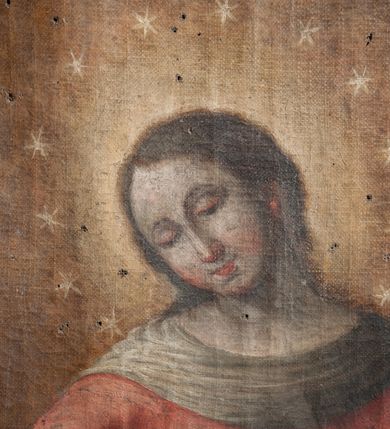 Zdjęcie nr 3: Obraz Matki Boskiej Niepokalanie Poczętej w kształcie stojącgo prostokąta, zamkniętego łukiem wklęsło-wypukłym z uskokami. W centrum kompozycji stoi na półksiężycu Matka Boska w delikatnym kontrapoście, z prawą nogą ugiętą w kolanie, z dłońmi złączonymi na wysokości piersi i z głową przechyloną na prawe ramię. Ma owalną twarz, z długim i prostem nosem, z małymi ustami i przymkniętymi oczami oraz zarumienione policzki. Jej głowę okalają brązowe włosy, spływające na plecy. Maria ubrana jest w długą, czerwoną suknię z długimi rękawami, przewiązaną w pasie, białą chustę przy szyi i błękitny płaszcz przerzucony jednym końcem przez lewą rękę, rozwiany w pozostałych fragmentach podmuchami wiatru. Na stopach ma założone sandały, a jej głowę okala wieniec z 12 gwiazd. Księżyc pod stopami Marii zwrócony jest rogami ku górze, oparty na niebieskim globie ziemskim, na którym znajduje się wąż z jabłkiem w pysku. W górnej części kompozycji znajduje się gołębica Ducha Świętego, od której odchodzą promienie. Poniżej, po bokach obrazu są uskrzydlone główki aniołków. Tło jednolite, jasnobrązowe. Rama drewniana, profilowana, złocona, zdobiona na bokach pojedynczymi rocaille&#039;ami.

