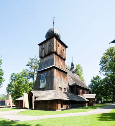 Zdjęcie nr 2: Kościół orientowany, drewniany, na podmurowaniu, o konstrukcji zrębowej, z wieżą o konstrukcji słupowo-ramowej. Składa się z prostokątnej nawy, do której od wschodu przylega węższe prezbiterium zamknięte trójbocznie. Do niego od północy dobudowano prostokątną zakrystię. Do nawy od zachodu przylega wieża na rzucie kwadratu, o ścianach pochyłych, rozdzielona na kondygnacje daszkiem; zwieńczona nadwieszoną izbicą szalowaną pionowymi deskami wyciętymi dołem w ozdobną koronkę; w ścianach izbicy po dwa małe okienka. 
Kościół jednonawowy, z węższym prezbiterium oddzielonym ścianą tęczową. Otwór tęczowy podwójny, górny mniejszy, w strefie sklepień, dolny większy, wycięty w zrębie. Na podniebiu dolnego łuku napis „TEN KOŚCIÓŁ ZAŁOŻONY RP 1789 BENEDYKOWANY RP 1792 MALOWANY RP 1930”. Ściany gładkie, pokryte dekoracją malarską imitującą detale architektoniczne: kolumny, belkowanie, obramienia okien, plafony wypełnione rzeźbiarską dekoracją; między nimi postacie świętych. W nawie od zachodu chór muzyczny wsparty na dwóch, profilowanych słupach, z parapetem wybrzuszonym pośrodku. Nawa i prezbiterium nakryte pozornym sklepieniem kolebkowym z płaskimi odcinkami stropowymi po bokach. 
W nawie głównej cztery okna, w prezbiterium dwa, wszystkie w kształcie stojącego prostokąta; w dolnej kondygnacji wieży dwa okna w kształcie leżącego prostokąta. Wejście główne od zachodu, kolejne od południa, oba portale zamknięte od góry łukiem „w ośli grzbiet”; portal z prezbiterium do zakrystii.  
Kościół obiegają soboty, czyli rodzaj podcieni, zamkniętych wokół wieży, otwartych na pozostałej długości; z kruchtami od zachodu i od południa; cztery kwadratowe okienka w sobotach od zachodu. 
Ściany na zewnątrz kościoła pobite deskami. Nad nawą główną dach dwuspadowy, nad prezbiterium wielopołaciowy, przedłużony od północy na zakrystię. Na dachu nawy zwężająca się ku górze wieżyczka na sygnaturkę, która przechodzi w latarnię o cebulastym zakończeniu. Wieżę zachodnią wieńczy hełm złożony z niskiego dachu namiotowego i nasadzonej na niego bani z kulą i krzyżem. Soboty nakryto dachem pulpitowym, wygiętym przy ścianie wschodniej zakrystii łukowo ku górze po to, aby lepiej ją doświetlić. Dachy kryte gontami, hełmy wież blachą. 
