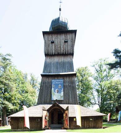 Zdjęcie nr 69: Kościół orientowany, drewniany, na podmurowaniu, o konstrukcji zrębowej, z wieżą o konstrukcji słupowo-ramowej. Składa się z prostokątnej nawy, do której od wschodu przylega węższe prezbiterium zamknięte trójbocznie. Do niego od północy dobudowano prostokątną zakrystię. Do nawy od zachodu przylega wieża na rzucie kwadratu, o ścianach pochyłych, rozdzielona na kondygnacje daszkiem; zwieńczona nadwieszoną izbicą szalowaną pionowymi deskami wyciętymi dołem w ozdobną koronkę; w ścianach izbicy po dwa małe okienka. 
Kościół jednonawowy, z węższym prezbiterium oddzielonym ścianą tęczową. Otwór tęczowy podwójny, górny mniejszy, w strefie sklepień, dolny większy, wycięty w zrębie. Na podniebiu dolnego łuku napis „TEN KOŚCIÓŁ ZAŁOŻONY RP 1789 BENEDYKOWANY RP 1792 MALOWANY RP 1930”. Ściany gładkie, pokryte dekoracją malarską imitującą detale architektoniczne: kolumny, belkowanie, obramienia okien, plafony wypełnione rzeźbiarską dekoracją; między nimi postacie świętych. W nawie od zachodu chór muzyczny wsparty na dwóch, profilowanych słupach, z parapetem wybrzuszonym pośrodku. Nawa i prezbiterium nakryte pozornym sklepieniem kolebkowym z płaskimi odcinkami stropowymi po bokach. 
W nawie głównej cztery okna, w prezbiterium dwa, wszystkie w kształcie stojącego prostokąta; w dolnej kondygnacji wieży dwa okna w kształcie leżącego prostokąta. Wejście główne od zachodu, kolejne od południa, oba portale zamknięte od góry łukiem „w ośli grzbiet”; portal z prezbiterium do zakrystii.  
Kościół obiegają soboty, czyli rodzaj podcieni, zamkniętych wokół wieży, otwartych na pozostałej długości; z kruchtami od zachodu i od południa; cztery kwadratowe okienka w sobotach od zachodu. 
Ściany na zewnątrz kościoła pobite deskami. Nad nawą główną dach dwuspadowy, nad prezbiterium wielopołaciowy, przedłużony od północy na zakrystię. Na dachu nawy zwężająca się ku górze wieżyczka na sygnaturkę, która przechodzi w latarnię o cebulastym zakończeniu. Wieżę zachodnią wieńczy hełm złożony z niskiego dachu namiotowego i nasadzonej na niego bani z kulą i krzyżem. Soboty nakryto dachem pulpitowym, wygiętym przy ścianie wschodniej zakrystii łukowo ku górze po to, aby lepiej ją doświetlić. Dachy kryte gontami, hełmy wież blachą. 
