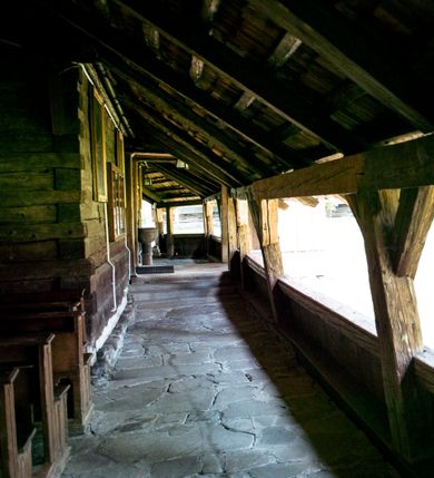 Zdjęcie nr 25: Kościół orientowany, drewniany, na podmurowaniu, o konstrukcji zrębowej, z wieżą o konstrukcji słupowo-ramowej. Składa się z prostokątnej nawy, do której od wschodu przylega węższe prezbiterium zamknięte trójbocznie. Do niego od północy dobudowano prostokątną zakrystię. Do nawy od zachodu przylega wieża na rzucie kwadratu, o ścianach pochyłych, rozdzielona na kondygnacje daszkiem; zwieńczona nadwieszoną izbicą szalowaną pionowymi deskami wyciętymi dołem w ozdobną koronkę; w ścianach izbicy po dwa małe okienka. 
Kościół jednonawowy, z węższym prezbiterium oddzielonym ścianą tęczową. Otwór tęczowy podwójny, górny mniejszy, w strefie sklepień, dolny większy, wycięty w zrębie. Na podniebiu dolnego łuku napis „TEN KOŚCIÓŁ ZAŁOŻONY RP 1789 BENEDYKOWANY RP 1792 MALOWANY RP 1930”. Ściany gładkie, pokryte dekoracją malarską imitującą detale architektoniczne: kolumny, belkowanie, obramienia okien, plafony wypełnione rzeźbiarską dekoracją; między nimi postacie świętych. W nawie od zachodu chór muzyczny wsparty na dwóch, profilowanych słupach, z parapetem wybrzuszonym pośrodku. Nawa i prezbiterium nakryte pozornym sklepieniem kolebkowym z płaskimi odcinkami stropowymi po bokach. 
W nawie głównej cztery okna, w prezbiterium dwa, wszystkie w kształcie stojącego prostokąta; w dolnej kondygnacji wieży dwa okna w kształcie leżącego prostokąta. Wejście główne od zachodu, kolejne od południa, oba portale zamknięte od góry łukiem „w ośli grzbiet”; portal z prezbiterium do zakrystii.  
Kościół obiegają soboty, czyli rodzaj podcieni, zamkniętych wokół wieży, otwartych na pozostałej długości; z kruchtami od zachodu i od południa; cztery kwadratowe okienka w sobotach od zachodu. 
Ściany na zewnątrz kościoła pobite deskami. Nad nawą główną dach dwuspadowy, nad prezbiterium wielopołaciowy, przedłużony od północy na zakrystię. Na dachu nawy zwężająca się ku górze wieżyczka na sygnaturkę, która przechodzi w latarnię o cebulastym zakończeniu. Wieżę zachodnią wieńczy hełm złożony z niskiego dachu namiotowego i nasadzonej na niego bani z kulą i krzyżem. Soboty nakryto dachem pulpitowym, wygiętym przy ścianie wschodniej zakrystii łukowo ku górze po to, aby lepiej ją doświetlić. Dachy kryte gontami, hełmy wież blachą. 
