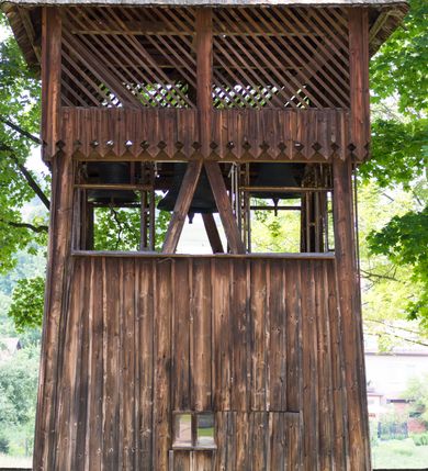 Zdjęcie nr 37: Kościół orientowany, drewniany, na podmurowaniu, o konstrukcji zrębowej, z wieżą o konstrukcji słupowo-ramowej. Składa się z prostokątnej nawy, do której od wschodu przylega węższe prezbiterium zamknięte trójbocznie. Do niego od północy dobudowano prostokątną zakrystię. Do nawy od zachodu przylega wieża na rzucie kwadratu, o ścianach pochyłych, rozdzielona na kondygnacje daszkiem; zwieńczona nadwieszoną izbicą szalowaną pionowymi deskami wyciętymi dołem w ozdobną koronkę; w ścianach izbicy po dwa małe okienka. 
Kościół jednonawowy, z węższym prezbiterium oddzielonym ścianą tęczową. Otwór tęczowy podwójny, górny mniejszy, w strefie sklepień, dolny większy, wycięty w zrębie. Na podniebiu dolnego łuku napis „TEN KOŚCIÓŁ ZAŁOŻONY RP 1789 BENEDYKOWANY RP 1792 MALOWANY RP 1930”. Ściany gładkie, pokryte dekoracją malarską imitującą detale architektoniczne: kolumny, belkowanie, obramienia okien, plafony wypełnione rzeźbiarską dekoracją; między nimi postacie świętych. W nawie od zachodu chór muzyczny wsparty na dwóch, profilowanych słupach, z parapetem wybrzuszonym pośrodku. Nawa i prezbiterium nakryte pozornym sklepieniem kolebkowym z płaskimi odcinkami stropowymi po bokach. 
W nawie głównej cztery okna, w prezbiterium dwa, wszystkie w kształcie stojącego prostokąta; w dolnej kondygnacji wieży dwa okna w kształcie leżącego prostokąta. Wejście główne od zachodu, kolejne od południa, oba portale zamknięte od góry łukiem „w ośli grzbiet”; portal z prezbiterium do zakrystii.  
Kościół obiegają soboty, czyli rodzaj podcieni, zamkniętych wokół wieży, otwartych na pozostałej długości; z kruchtami od zachodu i od południa; cztery kwadratowe okienka w sobotach od zachodu. 
Ściany na zewnątrz kościoła pobite deskami. Nad nawą główną dach dwuspadowy, nad prezbiterium wielopołaciowy, przedłużony od północy na zakrystię. Na dachu nawy zwężająca się ku górze wieżyczka na sygnaturkę, która przechodzi w latarnię o cebulastym zakończeniu. Wieżę zachodnią wieńczy hełm złożony z niskiego dachu namiotowego i nasadzonej na niego bani z kulą i krzyżem. Soboty nakryto dachem pulpitowym, wygiętym przy ścianie wschodniej zakrystii łukowo ku górze po to, aby lepiej ją doświetlić. Dachy kryte gontami, hełmy wież blachą. 
