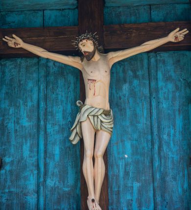 Zdjęcie nr 65: Kościół orientowany, drewniany, na podmurowaniu, o konstrukcji zrębowej, z wieżą o konstrukcji słupowo-ramowej. Składa się z prostokątnej nawy, do której od wschodu przylega węższe prezbiterium zamknięte trójbocznie. Do niego od północy dobudowano prostokątną zakrystię. Do nawy od zachodu przylega wieża na rzucie kwadratu, o ścianach pochyłych, rozdzielona na kondygnacje daszkiem; zwieńczona nadwieszoną izbicą szalowaną pionowymi deskami wyciętymi dołem w ozdobną koronkę; w ścianach izbicy po dwa małe okienka. 
Kościół jednonawowy, z węższym prezbiterium oddzielonym ścianą tęczową. Otwór tęczowy podwójny, górny mniejszy, w strefie sklepień, dolny większy, wycięty w zrębie. Na podniebiu dolnego łuku napis „TEN KOŚCIÓŁ ZAŁOŻONY RP 1789 BENEDYKOWANY RP 1792 MALOWANY RP 1930”. Ściany gładkie, pokryte dekoracją malarską imitującą detale architektoniczne: kolumny, belkowanie, obramienia okien, plafony wypełnione rzeźbiarską dekoracją; między nimi postacie świętych. W nawie od zachodu chór muzyczny wsparty na dwóch, profilowanych słupach, z parapetem wybrzuszonym pośrodku. Nawa i prezbiterium nakryte pozornym sklepieniem kolebkowym z płaskimi odcinkami stropowymi po bokach. 
W nawie głównej cztery okna, w prezbiterium dwa, wszystkie w kształcie stojącego prostokąta; w dolnej kondygnacji wieży dwa okna w kształcie leżącego prostokąta. Wejście główne od zachodu, kolejne od południa, oba portale zamknięte od góry łukiem „w ośli grzbiet”; portal z prezbiterium do zakrystii.  
Kościół obiegają soboty, czyli rodzaj podcieni, zamkniętych wokół wieży, otwartych na pozostałej długości; z kruchtami od zachodu i od południa; cztery kwadratowe okienka w sobotach od zachodu. 
Ściany na zewnątrz kościoła pobite deskami. Nad nawą główną dach dwuspadowy, nad prezbiterium wielopołaciowy, przedłużony od północy na zakrystię. Na dachu nawy zwężająca się ku górze wieżyczka na sygnaturkę, która przechodzi w latarnię o cebulastym zakończeniu. Wieżę zachodnią wieńczy hełm złożony z niskiego dachu namiotowego i nasadzonej na niego bani z kulą i krzyżem. Soboty nakryto dachem pulpitowym, wygiętym przy ścianie wschodniej zakrystii łukowo ku górze po to, aby lepiej ją doświetlić. Dachy kryte gontami, hełmy wież blachą. 
