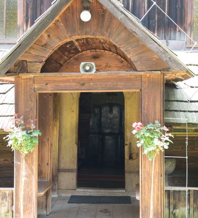 Zdjęcie nr 44: Kościół orientowany, drewniany, na podmurowaniu, o konstrukcji zrębowej, z wieżą o konstrukcji słupowo-ramowej. Składa się z prostokątnej nawy, do której od wschodu przylega węższe prezbiterium zamknięte trójbocznie. Do niego od północy dobudowano prostokątną zakrystię. Do nawy od zachodu przylega wieża na rzucie kwadratu, o ścianach pochyłych, rozdzielona na kondygnacje daszkiem; zwieńczona nadwieszoną izbicą szalowaną pionowymi deskami wyciętymi dołem w ozdobną koronkę; w ścianach izbicy po dwa małe okienka. 
Kościół jednonawowy, z węższym prezbiterium oddzielonym ścianą tęczową. Otwór tęczowy podwójny, górny mniejszy, w strefie sklepień, dolny większy, wycięty w zrębie. Na podniebiu dolnego łuku napis „TEN KOŚCIÓŁ ZAŁOŻONY RP 1789 BENEDYKOWANY RP 1792 MALOWANY RP 1930”. Ściany gładkie, pokryte dekoracją malarską imitującą detale architektoniczne: kolumny, belkowanie, obramienia okien, plafony wypełnione rzeźbiarską dekoracją; między nimi postacie świętych. W nawie od zachodu chór muzyczny wsparty na dwóch, profilowanych słupach, z parapetem wybrzuszonym pośrodku. Nawa i prezbiterium nakryte pozornym sklepieniem kolebkowym z płaskimi odcinkami stropowymi po bokach. 
W nawie głównej cztery okna, w prezbiterium dwa, wszystkie w kształcie stojącego prostokąta; w dolnej kondygnacji wieży dwa okna w kształcie leżącego prostokąta. Wejście główne od zachodu, kolejne od południa, oba portale zamknięte od góry łukiem „w ośli grzbiet”; portal z prezbiterium do zakrystii.  
Kościół obiegają soboty, czyli rodzaj podcieni, zamkniętych wokół wieży, otwartych na pozostałej długości; z kruchtami od zachodu i od południa; cztery kwadratowe okienka w sobotach od zachodu. 
Ściany na zewnątrz kościoła pobite deskami. Nad nawą główną dach dwuspadowy, nad prezbiterium wielopołaciowy, przedłużony od północy na zakrystię. Na dachu nawy zwężająca się ku górze wieżyczka na sygnaturkę, która przechodzi w latarnię o cebulastym zakończeniu. Wieżę zachodnią wieńczy hełm złożony z niskiego dachu namiotowego i nasadzonej na niego bani z kulą i krzyżem. Soboty nakryto dachem pulpitowym, wygiętym przy ścianie wschodniej zakrystii łukowo ku górze po to, aby lepiej ją doświetlić. Dachy kryte gontami, hełmy wież blachą. 
