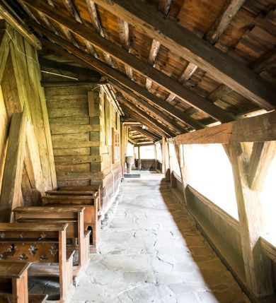 Zdjęcie nr 28: Kościół orientowany, drewniany, na podmurowaniu, o konstrukcji zrębowej, z wieżą o konstrukcji słupowo-ramowej. Składa się z prostokątnej nawy, do której od wschodu przylega węższe prezbiterium zamknięte trójbocznie. Do niego od północy dobudowano prostokątną zakrystię. Do nawy od zachodu przylega wieża na rzucie kwadratu, o ścianach pochyłych, rozdzielona na kondygnacje daszkiem; zwieńczona nadwieszoną izbicą szalowaną pionowymi deskami wyciętymi dołem w ozdobną koronkę; w ścianach izbicy po dwa małe okienka. 
Kościół jednonawowy, z węższym prezbiterium oddzielonym ścianą tęczową. Otwór tęczowy podwójny, górny mniejszy, w strefie sklepień, dolny większy, wycięty w zrębie. Na podniebiu dolnego łuku napis „TEN KOŚCIÓŁ ZAŁOŻONY RP 1789 BENEDYKOWANY RP 1792 MALOWANY RP 1930”. Ściany gładkie, pokryte dekoracją malarską imitującą detale architektoniczne: kolumny, belkowanie, obramienia okien, plafony wypełnione rzeźbiarską dekoracją; między nimi postacie świętych. W nawie od zachodu chór muzyczny wsparty na dwóch, profilowanych słupach, z parapetem wybrzuszonym pośrodku. Nawa i prezbiterium nakryte pozornym sklepieniem kolebkowym z płaskimi odcinkami stropowymi po bokach. 
W nawie głównej cztery okna, w prezbiterium dwa, wszystkie w kształcie stojącego prostokąta; w dolnej kondygnacji wieży dwa okna w kształcie leżącego prostokąta. Wejście główne od zachodu, kolejne od południa, oba portale zamknięte od góry łukiem „w ośli grzbiet”; portal z prezbiterium do zakrystii.  
Kościół obiegają soboty, czyli rodzaj podcieni, zamkniętych wokół wieży, otwartych na pozostałej długości; z kruchtami od zachodu i od południa; cztery kwadratowe okienka w sobotach od zachodu. 
Ściany na zewnątrz kościoła pobite deskami. Nad nawą główną dach dwuspadowy, nad prezbiterium wielopołaciowy, przedłużony od północy na zakrystię. Na dachu nawy zwężająca się ku górze wieżyczka na sygnaturkę, która przechodzi w latarnię o cebulastym zakończeniu. Wieżę zachodnią wieńczy hełm złożony z niskiego dachu namiotowego i nasadzonej na niego bani z kulą i krzyżem. Soboty nakryto dachem pulpitowym, wygiętym przy ścianie wschodniej zakrystii łukowo ku górze po to, aby lepiej ją doświetlić. Dachy kryte gontami, hełmy wież blachą. 
