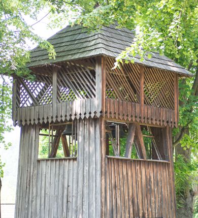 Zdjęcie nr 36: Kościół orientowany, drewniany, na podmurowaniu, o konstrukcji zrębowej, z wieżą o konstrukcji słupowo-ramowej. Składa się z prostokątnej nawy, do której od wschodu przylega węższe prezbiterium zamknięte trójbocznie. Do niego od północy dobudowano prostokątną zakrystię. Do nawy od zachodu przylega wieża na rzucie kwadratu, o ścianach pochyłych, rozdzielona na kondygnacje daszkiem; zwieńczona nadwieszoną izbicą szalowaną pionowymi deskami wyciętymi dołem w ozdobną koronkę; w ścianach izbicy po dwa małe okienka. 
Kościół jednonawowy, z węższym prezbiterium oddzielonym ścianą tęczową. Otwór tęczowy podwójny, górny mniejszy, w strefie sklepień, dolny większy, wycięty w zrębie. Na podniebiu dolnego łuku napis „TEN KOŚCIÓŁ ZAŁOŻONY RP 1789 BENEDYKOWANY RP 1792 MALOWANY RP 1930”. Ściany gładkie, pokryte dekoracją malarską imitującą detale architektoniczne: kolumny, belkowanie, obramienia okien, plafony wypełnione rzeźbiarską dekoracją; między nimi postacie świętych. W nawie od zachodu chór muzyczny wsparty na dwóch, profilowanych słupach, z parapetem wybrzuszonym pośrodku. Nawa i prezbiterium nakryte pozornym sklepieniem kolebkowym z płaskimi odcinkami stropowymi po bokach. 
W nawie głównej cztery okna, w prezbiterium dwa, wszystkie w kształcie stojącego prostokąta; w dolnej kondygnacji wieży dwa okna w kształcie leżącego prostokąta. Wejście główne od zachodu, kolejne od południa, oba portale zamknięte od góry łukiem „w ośli grzbiet”; portal z prezbiterium do zakrystii.  
Kościół obiegają soboty, czyli rodzaj podcieni, zamkniętych wokół wieży, otwartych na pozostałej długości; z kruchtami od zachodu i od południa; cztery kwadratowe okienka w sobotach od zachodu. 
Ściany na zewnątrz kościoła pobite deskami. Nad nawą główną dach dwuspadowy, nad prezbiterium wielopołaciowy, przedłużony od północy na zakrystię. Na dachu nawy zwężająca się ku górze wieżyczka na sygnaturkę, która przechodzi w latarnię o cebulastym zakończeniu. Wieżę zachodnią wieńczy hełm złożony z niskiego dachu namiotowego i nasadzonej na niego bani z kulą i krzyżem. Soboty nakryto dachem pulpitowym, wygiętym przy ścianie wschodniej zakrystii łukowo ku górze po to, aby lepiej ją doświetlić. Dachy kryte gontami, hełmy wież blachą. 
