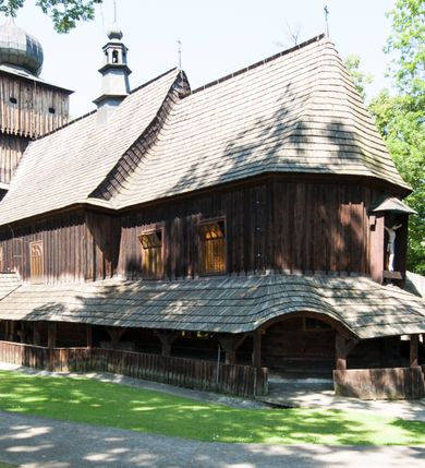 Zdjęcie nr 17: Kościół orientowany, drewniany, na podmurowaniu, o konstrukcji zrębowej, z wieżą o konstrukcji słupowo-ramowej. Składa się z prostokątnej nawy, do której od wschodu przylega węższe prezbiterium zamknięte trójbocznie. Do niego od północy dobudowano prostokątną zakrystię. Do nawy od zachodu przylega wieża na rzucie kwadratu, o ścianach pochyłych, rozdzielona na kondygnacje daszkiem; zwieńczona nadwieszoną izbicą szalowaną pionowymi deskami wyciętymi dołem w ozdobną koronkę; w ścianach izbicy po dwa małe okienka. 
Kościół jednonawowy, z węższym prezbiterium oddzielonym ścianą tęczową. Otwór tęczowy podwójny, górny mniejszy, w strefie sklepień, dolny większy, wycięty w zrębie. Na podniebiu dolnego łuku napis „TEN KOŚCIÓŁ ZAŁOŻONY RP 1789 BENEDYKOWANY RP 1792 MALOWANY RP 1930”. Ściany gładkie, pokryte dekoracją malarską imitującą detale architektoniczne: kolumny, belkowanie, obramienia okien, plafony wypełnione rzeźbiarską dekoracją; między nimi postacie świętych. W nawie od zachodu chór muzyczny wsparty na dwóch, profilowanych słupach, z parapetem wybrzuszonym pośrodku. Nawa i prezbiterium nakryte pozornym sklepieniem kolebkowym z płaskimi odcinkami stropowymi po bokach. 
W nawie głównej cztery okna, w prezbiterium dwa, wszystkie w kształcie stojącego prostokąta; w dolnej kondygnacji wieży dwa okna w kształcie leżącego prostokąta. Wejście główne od zachodu, kolejne od południa, oba portale zamknięte od góry łukiem „w ośli grzbiet”; portal z prezbiterium do zakrystii.  
Kościół obiegają soboty, czyli rodzaj podcieni, zamkniętych wokół wieży, otwartych na pozostałej długości; z kruchtami od zachodu i od południa; cztery kwadratowe okienka w sobotach od zachodu. 
Ściany na zewnątrz kościoła pobite deskami. Nad nawą główną dach dwuspadowy, nad prezbiterium wielopołaciowy, przedłużony od północy na zakrystię. Na dachu nawy zwężająca się ku górze wieżyczka na sygnaturkę, która przechodzi w latarnię o cebulastym zakończeniu. Wieżę zachodnią wieńczy hełm złożony z niskiego dachu namiotowego i nasadzonej na niego bani z kulą i krzyżem. Soboty nakryto dachem pulpitowym, wygiętym przy ścianie wschodniej zakrystii łukowo ku górze po to, aby lepiej ją doświetlić. Dachy kryte gontami, hełmy wież blachą. 
