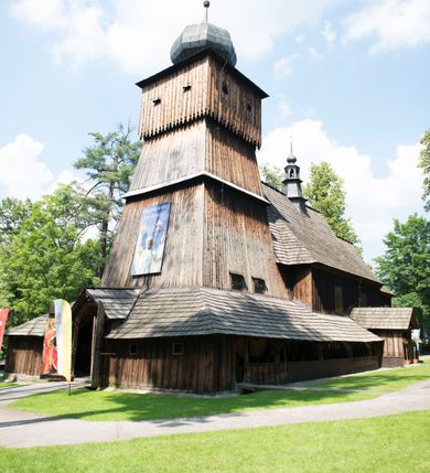 Zdjęcie nr 35: Kościół orientowany, drewniany, na podmurowaniu, o konstrukcji zrębowej, z wieżą o konstrukcji słupowo-ramowej. Składa się z prostokątnej nawy, do której od wschodu przylega węższe prezbiterium zamknięte trójbocznie. Do niego od północy dobudowano prostokątną zakrystię. Do nawy od zachodu przylega wieża na rzucie kwadratu, o ścianach pochyłych, rozdzielona na kondygnacje daszkiem; zwieńczona nadwieszoną izbicą szalowaną pionowymi deskami wyciętymi dołem w ozdobną koronkę; w ścianach izbicy po dwa małe okienka. 
Kościół jednonawowy, z węższym prezbiterium oddzielonym ścianą tęczową. Otwór tęczowy podwójny, górny mniejszy, w strefie sklepień, dolny większy, wycięty w zrębie. Na podniebiu dolnego łuku napis „TEN KOŚCIÓŁ ZAŁOŻONY RP 1789 BENEDYKOWANY RP 1792 MALOWANY RP 1930”. Ściany gładkie, pokryte dekoracją malarską imitującą detale architektoniczne: kolumny, belkowanie, obramienia okien, plafony wypełnione rzeźbiarską dekoracją; między nimi postacie świętych. W nawie od zachodu chór muzyczny wsparty na dwóch, profilowanych słupach, z parapetem wybrzuszonym pośrodku. Nawa i prezbiterium nakryte pozornym sklepieniem kolebkowym z płaskimi odcinkami stropowymi po bokach. 
W nawie głównej cztery okna, w prezbiterium dwa, wszystkie w kształcie stojącego prostokąta; w dolnej kondygnacji wieży dwa okna w kształcie leżącego prostokąta. Wejście główne od zachodu, kolejne od południa, oba portale zamknięte od góry łukiem „w ośli grzbiet”; portal z prezbiterium do zakrystii.  
Kościół obiegają soboty, czyli rodzaj podcieni, zamkniętych wokół wieży, otwartych na pozostałej długości; z kruchtami od zachodu i od południa; cztery kwadratowe okienka w sobotach od zachodu. 
Ściany na zewnątrz kościoła pobite deskami. Nad nawą główną dach dwuspadowy, nad prezbiterium wielopołaciowy, przedłużony od północy na zakrystię. Na dachu nawy zwężająca się ku górze wieżyczka na sygnaturkę, która przechodzi w latarnię o cebulastym zakończeniu. Wieżę zachodnią wieńczy hełm złożony z niskiego dachu namiotowego i nasadzonej na niego bani z kulą i krzyżem. Soboty nakryto dachem pulpitowym, wygiętym przy ścianie wschodniej zakrystii łukowo ku górze po to, aby lepiej ją doświetlić. Dachy kryte gontami, hełmy wież blachą. 
