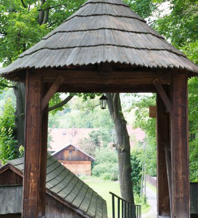 Zdjęcie nr 42: Kościół orientowany, drewniany, na podmurowaniu, o konstrukcji zrębowej, z wieżą o konstrukcji słupowo-ramowej. Składa się z prostokątnej nawy, do której od wschodu przylega węższe prezbiterium zamknięte trójbocznie. Do niego od północy dobudowano prostokątną zakrystię. Do nawy od zachodu przylega wieża na rzucie kwadratu, o ścianach pochyłych, rozdzielona na kondygnacje daszkiem; zwieńczona nadwieszoną izbicą szalowaną pionowymi deskami wyciętymi dołem w ozdobną koronkę; w ścianach izbicy po dwa małe okienka. 
Kościół jednonawowy, z węższym prezbiterium oddzielonym ścianą tęczową. Otwór tęczowy podwójny, górny mniejszy, w strefie sklepień, dolny większy, wycięty w zrębie. Na podniebiu dolnego łuku napis „TEN KOŚCIÓŁ ZAŁOŻONY RP 1789 BENEDYKOWANY RP 1792 MALOWANY RP 1930”. Ściany gładkie, pokryte dekoracją malarską imitującą detale architektoniczne: kolumny, belkowanie, obramienia okien, plafony wypełnione rzeźbiarską dekoracją; między nimi postacie świętych. W nawie od zachodu chór muzyczny wsparty na dwóch, profilowanych słupach, z parapetem wybrzuszonym pośrodku. Nawa i prezbiterium nakryte pozornym sklepieniem kolebkowym z płaskimi odcinkami stropowymi po bokach. 
W nawie głównej cztery okna, w prezbiterium dwa, wszystkie w kształcie stojącego prostokąta; w dolnej kondygnacji wieży dwa okna w kształcie leżącego prostokąta. Wejście główne od zachodu, kolejne od południa, oba portale zamknięte od góry łukiem „w ośli grzbiet”; portal z prezbiterium do zakrystii.  
Kościół obiegają soboty, czyli rodzaj podcieni, zamkniętych wokół wieży, otwartych na pozostałej długości; z kruchtami od zachodu i od południa; cztery kwadratowe okienka w sobotach od zachodu. 
Ściany na zewnątrz kościoła pobite deskami. Nad nawą główną dach dwuspadowy, nad prezbiterium wielopołaciowy, przedłużony od północy na zakrystię. Na dachu nawy zwężająca się ku górze wieżyczka na sygnaturkę, która przechodzi w latarnię o cebulastym zakończeniu. Wieżę zachodnią wieńczy hełm złożony z niskiego dachu namiotowego i nasadzonej na niego bani z kulą i krzyżem. Soboty nakryto dachem pulpitowym, wygiętym przy ścianie wschodniej zakrystii łukowo ku górze po to, aby lepiej ją doświetlić. Dachy kryte gontami, hełmy wież blachą. 
