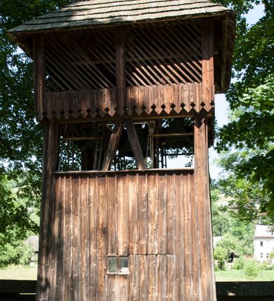 Zdjęcie nr 33: Kościół orientowany, drewniany, na podmurowaniu, o konstrukcji zrębowej, z wieżą o konstrukcji słupowo-ramowej. Składa się z prostokątnej nawy, do której od wschodu przylega węższe prezbiterium zamknięte trójbocznie. Do niego od północy dobudowano prostokątną zakrystię. Do nawy od zachodu przylega wieża na rzucie kwadratu, o ścianach pochyłych, rozdzielona na kondygnacje daszkiem; zwieńczona nadwieszoną izbicą szalowaną pionowymi deskami wyciętymi dołem w ozdobną koronkę; w ścianach izbicy po dwa małe okienka. 
Kościół jednonawowy, z węższym prezbiterium oddzielonym ścianą tęczową. Otwór tęczowy podwójny, górny mniejszy, w strefie sklepień, dolny większy, wycięty w zrębie. Na podniebiu dolnego łuku napis „TEN KOŚCIÓŁ ZAŁOŻONY RP 1789 BENEDYKOWANY RP 1792 MALOWANY RP 1930”. Ściany gładkie, pokryte dekoracją malarską imitującą detale architektoniczne: kolumny, belkowanie, obramienia okien, plafony wypełnione rzeźbiarską dekoracją; między nimi postacie świętych. W nawie od zachodu chór muzyczny wsparty na dwóch, profilowanych słupach, z parapetem wybrzuszonym pośrodku. Nawa i prezbiterium nakryte pozornym sklepieniem kolebkowym z płaskimi odcinkami stropowymi po bokach. 
W nawie głównej cztery okna, w prezbiterium dwa, wszystkie w kształcie stojącego prostokąta; w dolnej kondygnacji wieży dwa okna w kształcie leżącego prostokąta. Wejście główne od zachodu, kolejne od południa, oba portale zamknięte od góry łukiem „w ośli grzbiet”; portal z prezbiterium do zakrystii.  
Kościół obiegają soboty, czyli rodzaj podcieni, zamkniętych wokół wieży, otwartych na pozostałej długości; z kruchtami od zachodu i od południa; cztery kwadratowe okienka w sobotach od zachodu. 
Ściany na zewnątrz kościoła pobite deskami. Nad nawą główną dach dwuspadowy, nad prezbiterium wielopołaciowy, przedłużony od północy na zakrystię. Na dachu nawy zwężająca się ku górze wieżyczka na sygnaturkę, która przechodzi w latarnię o cebulastym zakończeniu. Wieżę zachodnią wieńczy hełm złożony z niskiego dachu namiotowego i nasadzonej na niego bani z kulą i krzyżem. Soboty nakryto dachem pulpitowym, wygiętym przy ścianie wschodniej zakrystii łukowo ku górze po to, aby lepiej ją doświetlić. Dachy kryte gontami, hełmy wież blachą. 
