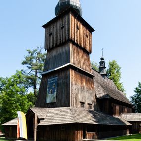 Zdjęcie nr 1: Kościół orientowany, drewniany, na podmurowaniu, o konstrukcji zrębowej, z wieżą o konstrukcji słupowo-ramowej. Składa się z prostokątnej nawy, do której od wschodu przylega węższe prezbiterium zamknięte trójbocznie. Do niego od północy dobudowano prostokątną zakrystię. Do nawy od zachodu przylega wieża na rzucie kwadratu, o ścianach pochyłych, rozdzielona na kondygnacje daszkiem; zwieńczona nadwieszoną izbicą szalowaną pionowymi deskami wyciętymi dołem w ozdobną koronkę; w ścianach izbicy po dwa małe okienka. 
Kościół jednonawowy, z węższym prezbiterium oddzielonym ścianą tęczową. Otwór tęczowy podwójny, górny mniejszy, w strefie sklepień, dolny większy, wycięty w zrębie. Na podniebiu dolnego łuku napis „TEN KOŚCIÓŁ ZAŁOŻONY RP 1789 BENEDYKOWANY RP 1792 MALOWANY RP 1930”. Ściany gładkie, pokryte dekoracją malarską imitującą detale architektoniczne: kolumny, belkowanie, obramienia okien, plafony wypełnione rzeźbiarską dekoracją; między nimi postacie świętych. W nawie od zachodu chór muzyczny wsparty na dwóch, profilowanych słupach, z parapetem wybrzuszonym pośrodku. Nawa i prezbiterium nakryte pozornym sklepieniem kolebkowym z płaskimi odcinkami stropowymi po bokach. 
W nawie głównej cztery okna, w prezbiterium dwa, wszystkie w kształcie stojącego prostokąta; w dolnej kondygnacji wieży dwa okna w kształcie leżącego prostokąta. Wejście główne od zachodu, kolejne od południa, oba portale zamknięte od góry łukiem „w ośli grzbiet”; portal z prezbiterium do zakrystii.  
Kościół obiegają soboty, czyli rodzaj podcieni, zamkniętych wokół wieży, otwartych na pozostałej długości; z kruchtami od zachodu i od południa; cztery kwadratowe okienka w sobotach od zachodu. 
Ściany na zewnątrz kościoła pobite deskami. Nad nawą główną dach dwuspadowy, nad prezbiterium wielopołaciowy, przedłużony od północy na zakrystię. Na dachu nawy zwężająca się ku górze wieżyczka na sygnaturkę, która przechodzi w latarnię o cebulastym zakończeniu. Wieżę zachodnią wieńczy hełm złożony z niskiego dachu namiotowego i nasadzonej na niego bani z kulą i krzyżem. Soboty nakryto dachem pulpitowym, wygiętym przy ścianie wschodniej zakrystii łukowo ku górze po to, aby lepiej ją doświetlić. Dachy kryte gontami, hełmy wież blachą. 
