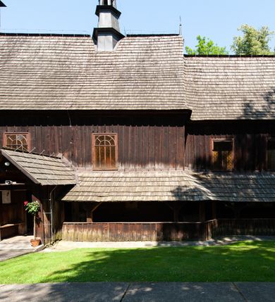 Zdjęcie nr 10: Kościół orientowany, drewniany, na podmurowaniu, o konstrukcji zrębowej, z wieżą o konstrukcji słupowo-ramowej. Składa się z prostokątnej nawy, do której od wschodu przylega węższe prezbiterium zamknięte trójbocznie. Do niego od północy dobudowano prostokątną zakrystię. Do nawy od zachodu przylega wieża na rzucie kwadratu, o ścianach pochyłych, rozdzielona na kondygnacje daszkiem; zwieńczona nadwieszoną izbicą szalowaną pionowymi deskami wyciętymi dołem w ozdobną koronkę; w ścianach izbicy po dwa małe okienka. 
Kościół jednonawowy, z węższym prezbiterium oddzielonym ścianą tęczową. Otwór tęczowy podwójny, górny mniejszy, w strefie sklepień, dolny większy, wycięty w zrębie. Na podniebiu dolnego łuku napis „TEN KOŚCIÓŁ ZAŁOŻONY RP 1789 BENEDYKOWANY RP 1792 MALOWANY RP 1930”. Ściany gładkie, pokryte dekoracją malarską imitującą detale architektoniczne: kolumny, belkowanie, obramienia okien, plafony wypełnione rzeźbiarską dekoracją; między nimi postacie świętych. W nawie od zachodu chór muzyczny wsparty na dwóch, profilowanych słupach, z parapetem wybrzuszonym pośrodku. Nawa i prezbiterium nakryte pozornym sklepieniem kolebkowym z płaskimi odcinkami stropowymi po bokach. 
W nawie głównej cztery okna, w prezbiterium dwa, wszystkie w kształcie stojącego prostokąta; w dolnej kondygnacji wieży dwa okna w kształcie leżącego prostokąta. Wejście główne od zachodu, kolejne od południa, oba portale zamknięte od góry łukiem „w ośli grzbiet”; portal z prezbiterium do zakrystii.  
Kościół obiegają soboty, czyli rodzaj podcieni, zamkniętych wokół wieży, otwartych na pozostałej długości; z kruchtami od zachodu i od południa; cztery kwadratowe okienka w sobotach od zachodu. 
Ściany na zewnątrz kościoła pobite deskami. Nad nawą główną dach dwuspadowy, nad prezbiterium wielopołaciowy, przedłużony od północy na zakrystię. Na dachu nawy zwężająca się ku górze wieżyczka na sygnaturkę, która przechodzi w latarnię o cebulastym zakończeniu. Wieżę zachodnią wieńczy hełm złożony z niskiego dachu namiotowego i nasadzonej na niego bani z kulą i krzyżem. Soboty nakryto dachem pulpitowym, wygiętym przy ścianie wschodniej zakrystii łukowo ku górze po to, aby lepiej ją doświetlić. Dachy kryte gontami, hełmy wież blachą. 
