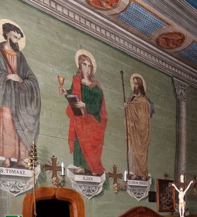 Zdjęcie nr 54: Kościół orientowany, drewniany, na podmurowaniu, o konstrukcji zrębowej, z wieżą o konstrukcji słupowo-ramowej. Składa się z prostokątnej nawy, do której od wschodu przylega węższe prezbiterium zamknięte trójbocznie. Do niego od północy dobudowano prostokątną zakrystię. Do nawy od zachodu przylega wieża na rzucie kwadratu, o ścianach pochyłych, rozdzielona na kondygnacje daszkiem; zwieńczona nadwieszoną izbicą szalowaną pionowymi deskami wyciętymi dołem w ozdobną koronkę; w ścianach izbicy po dwa małe okienka. 
Kościół jednonawowy, z węższym prezbiterium oddzielonym ścianą tęczową. Otwór tęczowy podwójny, górny mniejszy, w strefie sklepień, dolny większy, wycięty w zrębie. Na podniebiu dolnego łuku napis „TEN KOŚCIÓŁ ZAŁOŻONY RP 1789 BENEDYKOWANY RP 1792 MALOWANY RP 1930”. Ściany gładkie, pokryte dekoracją malarską imitującą detale architektoniczne: kolumny, belkowanie, obramienia okien, plafony wypełnione rzeźbiarską dekoracją; między nimi postacie świętych. W nawie od zachodu chór muzyczny wsparty na dwóch, profilowanych słupach, z parapetem wybrzuszonym pośrodku. Nawa i prezbiterium nakryte pozornym sklepieniem kolebkowym z płaskimi odcinkami stropowymi po bokach. 
W nawie głównej cztery okna, w prezbiterium dwa, wszystkie w kształcie stojącego prostokąta; w dolnej kondygnacji wieży dwa okna w kształcie leżącego prostokąta. Wejście główne od zachodu, kolejne od południa, oba portale zamknięte od góry łukiem „w ośli grzbiet”; portal z prezbiterium do zakrystii.  
Kościół obiegają soboty, czyli rodzaj podcieni, zamkniętych wokół wieży, otwartych na pozostałej długości; z kruchtami od zachodu i od południa; cztery kwadratowe okienka w sobotach od zachodu. 
Ściany na zewnątrz kościoła pobite deskami. Nad nawą główną dach dwuspadowy, nad prezbiterium wielopołaciowy, przedłużony od północy na zakrystię. Na dachu nawy zwężająca się ku górze wieżyczka na sygnaturkę, która przechodzi w latarnię o cebulastym zakończeniu. Wieżę zachodnią wieńczy hełm złożony z niskiego dachu namiotowego i nasadzonej na niego bani z kulą i krzyżem. Soboty nakryto dachem pulpitowym, wygiętym przy ścianie wschodniej zakrystii łukowo ku górze po to, aby lepiej ją doświetlić. Dachy kryte gontami, hełmy wież blachą. 
