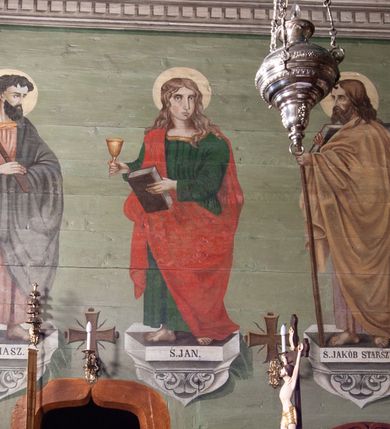 Zdjęcie nr 55: Kościół orientowany, drewniany, na podmurowaniu, o konstrukcji zrębowej, z wieżą o konstrukcji słupowo-ramowej. Składa się z prostokątnej nawy, do której od wschodu przylega węższe prezbiterium zamknięte trójbocznie. Do niego od północy dobudowano prostokątną zakrystię. Do nawy od zachodu przylega wieża na rzucie kwadratu, o ścianach pochyłych, rozdzielona na kondygnacje daszkiem; zwieńczona nadwieszoną izbicą szalowaną pionowymi deskami wyciętymi dołem w ozdobną koronkę; w ścianach izbicy po dwa małe okienka. 
Kościół jednonawowy, z węższym prezbiterium oddzielonym ścianą tęczową. Otwór tęczowy podwójny, górny mniejszy, w strefie sklepień, dolny większy, wycięty w zrębie. Na podniebiu dolnego łuku napis „TEN KOŚCIÓŁ ZAŁOŻONY RP 1789 BENEDYKOWANY RP 1792 MALOWANY RP 1930”. Ściany gładkie, pokryte dekoracją malarską imitującą detale architektoniczne: kolumny, belkowanie, obramienia okien, plafony wypełnione rzeźbiarską dekoracją; między nimi postacie świętych. W nawie od zachodu chór muzyczny wsparty na dwóch, profilowanych słupach, z parapetem wybrzuszonym pośrodku. Nawa i prezbiterium nakryte pozornym sklepieniem kolebkowym z płaskimi odcinkami stropowymi po bokach. 
W nawie głównej cztery okna, w prezbiterium dwa, wszystkie w kształcie stojącego prostokąta; w dolnej kondygnacji wieży dwa okna w kształcie leżącego prostokąta. Wejście główne od zachodu, kolejne od południa, oba portale zamknięte od góry łukiem „w ośli grzbiet”; portal z prezbiterium do zakrystii.  
Kościół obiegają soboty, czyli rodzaj podcieni, zamkniętych wokół wieży, otwartych na pozostałej długości; z kruchtami od zachodu i od południa; cztery kwadratowe okienka w sobotach od zachodu. 
Ściany na zewnątrz kościoła pobite deskami. Nad nawą główną dach dwuspadowy, nad prezbiterium wielopołaciowy, przedłużony od północy na zakrystię. Na dachu nawy zwężająca się ku górze wieżyczka na sygnaturkę, która przechodzi w latarnię o cebulastym zakończeniu. Wieżę zachodnią wieńczy hełm złożony z niskiego dachu namiotowego i nasadzonej na niego bani z kulą i krzyżem. Soboty nakryto dachem pulpitowym, wygiętym przy ścianie wschodniej zakrystii łukowo ku górze po to, aby lepiej ją doświetlić. Dachy kryte gontami, hełmy wież blachą. 
