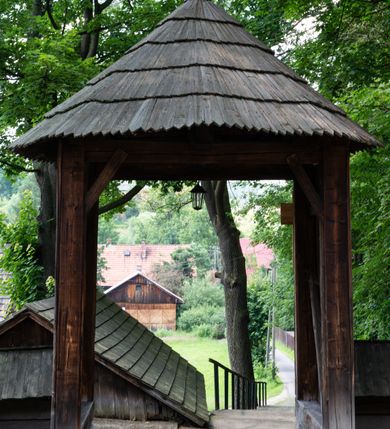 Zdjęcie nr 40: Kościół orientowany, drewniany, na podmurowaniu, o konstrukcji zrębowej, z wieżą o konstrukcji słupowo-ramowej. Składa się z prostokątnej nawy, do której od wschodu przylega węższe prezbiterium zamknięte trójbocznie. Do niego od północy dobudowano prostokątną zakrystię. Do nawy od zachodu przylega wieża na rzucie kwadratu, o ścianach pochyłych, rozdzielona na kondygnacje daszkiem; zwieńczona nadwieszoną izbicą szalowaną pionowymi deskami wyciętymi dołem w ozdobną koronkę; w ścianach izbicy po dwa małe okienka. 
Kościół jednonawowy, z węższym prezbiterium oddzielonym ścianą tęczową. Otwór tęczowy podwójny, górny mniejszy, w strefie sklepień, dolny większy, wycięty w zrębie. Na podniebiu dolnego łuku napis „TEN KOŚCIÓŁ ZAŁOŻONY RP 1789 BENEDYKOWANY RP 1792 MALOWANY RP 1930”. Ściany gładkie, pokryte dekoracją malarską imitującą detale architektoniczne: kolumny, belkowanie, obramienia okien, plafony wypełnione rzeźbiarską dekoracją; między nimi postacie świętych. W nawie od zachodu chór muzyczny wsparty na dwóch, profilowanych słupach, z parapetem wybrzuszonym pośrodku. Nawa i prezbiterium nakryte pozornym sklepieniem kolebkowym z płaskimi odcinkami stropowymi po bokach. 
W nawie głównej cztery okna, w prezbiterium dwa, wszystkie w kształcie stojącego prostokąta; w dolnej kondygnacji wieży dwa okna w kształcie leżącego prostokąta. Wejście główne od zachodu, kolejne od południa, oba portale zamknięte od góry łukiem „w ośli grzbiet”; portal z prezbiterium do zakrystii.  
Kościół obiegają soboty, czyli rodzaj podcieni, zamkniętych wokół wieży, otwartych na pozostałej długości; z kruchtami od zachodu i od południa; cztery kwadratowe okienka w sobotach od zachodu. 
Ściany na zewnątrz kościoła pobite deskami. Nad nawą główną dach dwuspadowy, nad prezbiterium wielopołaciowy, przedłużony od północy na zakrystię. Na dachu nawy zwężająca się ku górze wieżyczka na sygnaturkę, która przechodzi w latarnię o cebulastym zakończeniu. Wieżę zachodnią wieńczy hełm złożony z niskiego dachu namiotowego i nasadzonej na niego bani z kulą i krzyżem. Soboty nakryto dachem pulpitowym, wygiętym przy ścianie wschodniej zakrystii łukowo ku górze po to, aby lepiej ją doświetlić. Dachy kryte gontami, hełmy wież blachą. 
