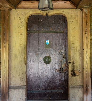 Zdjęcie nr 64: Kościół orientowany, drewniany, na podmurowaniu, o konstrukcji zrębowej, z wieżą o konstrukcji słupowo-ramowej. Składa się z prostokątnej nawy, do której od wschodu przylega węższe prezbiterium zamknięte trójbocznie. Do niego od północy dobudowano prostokątną zakrystię. Do nawy od zachodu przylega wieża na rzucie kwadratu, o ścianach pochyłych, rozdzielona na kondygnacje daszkiem; zwieńczona nadwieszoną izbicą szalowaną pionowymi deskami wyciętymi dołem w ozdobną koronkę; w ścianach izbicy po dwa małe okienka. 
Kościół jednonawowy, z węższym prezbiterium oddzielonym ścianą tęczową. Otwór tęczowy podwójny, górny mniejszy, w strefie sklepień, dolny większy, wycięty w zrębie. Na podniebiu dolnego łuku napis „TEN KOŚCIÓŁ ZAŁOŻONY RP 1789 BENEDYKOWANY RP 1792 MALOWANY RP 1930”. Ściany gładkie, pokryte dekoracją malarską imitującą detale architektoniczne: kolumny, belkowanie, obramienia okien, plafony wypełnione rzeźbiarską dekoracją; między nimi postacie świętych. W nawie od zachodu chór muzyczny wsparty na dwóch, profilowanych słupach, z parapetem wybrzuszonym pośrodku. Nawa i prezbiterium nakryte pozornym sklepieniem kolebkowym z płaskimi odcinkami stropowymi po bokach. 
W nawie głównej cztery okna, w prezbiterium dwa, wszystkie w kształcie stojącego prostokąta; w dolnej kondygnacji wieży dwa okna w kształcie leżącego prostokąta. Wejście główne od zachodu, kolejne od południa, oba portale zamknięte od góry łukiem „w ośli grzbiet”; portal z prezbiterium do zakrystii.  
Kościół obiegają soboty, czyli rodzaj podcieni, zamkniętych wokół wieży, otwartych na pozostałej długości; z kruchtami od zachodu i od południa; cztery kwadratowe okienka w sobotach od zachodu. 
Ściany na zewnątrz kościoła pobite deskami. Nad nawą główną dach dwuspadowy, nad prezbiterium wielopołaciowy, przedłużony od północy na zakrystię. Na dachu nawy zwężająca się ku górze wieżyczka na sygnaturkę, która przechodzi w latarnię o cebulastym zakończeniu. Wieżę zachodnią wieńczy hełm złożony z niskiego dachu namiotowego i nasadzonej na niego bani z kulą i krzyżem. Soboty nakryto dachem pulpitowym, wygiętym przy ścianie wschodniej zakrystii łukowo ku górze po to, aby lepiej ją doświetlić. Dachy kryte gontami, hełmy wież blachą. 
