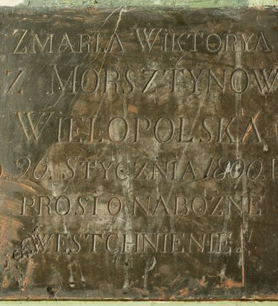 Zdjęcie nr 1: Epitafium w kształcie leżącego prostokąta z kutą, majuskułową inskrypcją „ZMARŁA WYKTORYA / Z MORSZTYNOW / WIELOPOLSKA / D(NIA)  26. STYCZNIA 1800 R(OKU)  / PROSI O NABOŻNE / WESTCHNIENIE.„