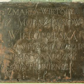 Zdjęcie nr 1: Epitafium w kształcie leżącego prostokąta z kutą, majuskułową inskrypcją „ZMARŁA WYKTORYA / Z MORSZTYNOW / WIELOPOLSKA / D(NIA)  26. STYCZNIA 1800 R(OKU)  / PROSI O NABOŻNE / WESTCHNIENIE.„