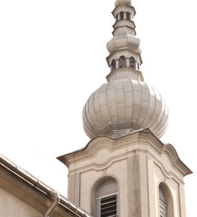 Zdjęcie nr 9: Kościół murowany, jednonawowy, na rzucie prostokąta, z późniejszymi dobudówkami. Prezbiterium usytuowane od północy, jednoprzęsłowe, węższe od korpusu, zamknięte półkolistą absydą. Do prezbiterium dobudowana zakrystia od wschodu oraz kaplica od zachodu poprzedzona niewielką kruchtą. Nawa główna trójprzęsłowa z partią wieżową niewyróżniającą się w bryle. Po bokach przęsła środkowego dostawione dwie kaplice na rzucie kwadratu: od wschodu Matki Boskiej Częstochowskiej, od zachodu św. Maksymiliana Marii Kolbego. Chór muzyczny wsparty na trzech arkadach. W prezbiterium sklepienie żaglaste, a w nawie krzyżowe, pozorne, oddzielone gurtami wychodzącymi z potężnych filarów przyściennych. Okna prostokątne, zamknięte półkoliście znajdują się w nawie, kaplicy przy prezbiterium, w wieży i w ścianach bocznych absydy. Natomiast w ścianach bocznych prezbiterium, na osi absydy i w kaplicach przy nawie okna koliste. Okna w większości wypełnione witrażami ze scenami figuralnymi, w innych ozdobne przeszklenia geometryczne. Fasada trójosiowa, na osi środkowej usytuowana wieża, delikatnie wystająca przed lico fasady, o podziałach ramowych, nakryta baniastym hełmem z dwukondygnacyjną latarnią. Osie boczne zwieńczone spływami wolutowymi. Dachy gontowe.

