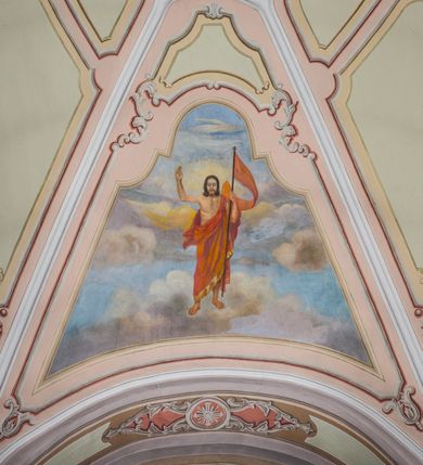 Zdjęcie nr 23: Kościół murowany, jednonawowy, na rzucie prostokąta, z późniejszymi dobudówkami. Prezbiterium usytuowane od północy, jednoprzęsłowe, węższe od korpusu, zamknięte półkolistą absydą. Do prezbiterium dobudowana zakrystia od wschodu oraz kaplica od zachodu poprzedzona niewielką kruchtą. Nawa główna trójprzęsłowa z partią wieżową niewyróżniającą się w bryle. Po bokach przęsła środkowego dostawione dwie kaplice na rzucie kwadratu: od wschodu Matki Boskiej Częstochowskiej, od zachodu św. Maksymiliana Marii Kolbego. Chór muzyczny wsparty na trzech arkadach. W prezbiterium sklepienie żaglaste, a w nawie krzyżowe, pozorne, oddzielone gurtami wychodzącymi z potężnych filarów przyściennych. Okna prostokątne, zamknięte półkoliście znajdują się w nawie, kaplicy przy prezbiterium, w wieży i w ścianach bocznych absydy. Natomiast w ścianach bocznych prezbiterium, na osi absydy i w kaplicach przy nawie okna koliste. Okna w większości wypełnione witrażami ze scenami figuralnymi, w innych ozdobne przeszklenia geometryczne. Fasada trójosiowa, na osi środkowej usytuowana wieża, delikatnie wystająca przed lico fasady, o podziałach ramowych, nakryta baniastym hełmem z dwukondygnacyjną latarnią. Osie boczne zwieńczone spływami wolutowymi. Dachy gontowe.

