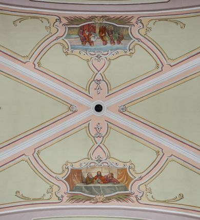 Zdjęcie nr 21: Kościół murowany, jednonawowy, na rzucie prostokąta, z późniejszymi dobudówkami. Prezbiterium usytuowane od północy, jednoprzęsłowe, węższe od korpusu, zamknięte półkolistą absydą. Do prezbiterium dobudowana zakrystia od wschodu oraz kaplica od zachodu poprzedzona niewielką kruchtą. Nawa główna trójprzęsłowa z partią wieżową niewyróżniającą się w bryle. Po bokach przęsła środkowego dostawione dwie kaplice na rzucie kwadratu: od wschodu Matki Boskiej Częstochowskiej, od zachodu św. Maksymiliana Marii Kolbego. Chór muzyczny wsparty na trzech arkadach. W prezbiterium sklepienie żaglaste, a w nawie krzyżowe, pozorne, oddzielone gurtami wychodzącymi z potężnych filarów przyściennych. Okna prostokątne, zamknięte półkoliście znajdują się w nawie, kaplicy przy prezbiterium, w wieży i w ścianach bocznych absydy. Natomiast w ścianach bocznych prezbiterium, na osi absydy i w kaplicach przy nawie okna koliste. Okna w większości wypełnione witrażami ze scenami figuralnymi, w innych ozdobne przeszklenia geometryczne. Fasada trójosiowa, na osi środkowej usytuowana wieża, delikatnie wystająca przed lico fasady, o podziałach ramowych, nakryta baniastym hełmem z dwukondygnacyjną latarnią. Osie boczne zwieńczone spływami wolutowymi. Dachy gontowe.

