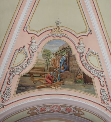 Zdjęcie nr 25: Kościół murowany, jednonawowy, na rzucie prostokąta, z późniejszymi dobudówkami. Prezbiterium usytuowane od północy, jednoprzęsłowe, węższe od korpusu, zamknięte półkolistą absydą. Do prezbiterium dobudowana zakrystia od wschodu oraz kaplica od zachodu poprzedzona niewielką kruchtą. Nawa główna trójprzęsłowa z partią wieżową niewyróżniającą się w bryle. Po bokach przęsła środkowego dostawione dwie kaplice na rzucie kwadratu: od wschodu Matki Boskiej Częstochowskiej, od zachodu św. Maksymiliana Marii Kolbego. Chór muzyczny wsparty na trzech arkadach. W prezbiterium sklepienie żaglaste, a w nawie krzyżowe, pozorne, oddzielone gurtami wychodzącymi z potężnych filarów przyściennych. Okna prostokątne, zamknięte półkoliście znajdują się w nawie, kaplicy przy prezbiterium, w wieży i w ścianach bocznych absydy. Natomiast w ścianach bocznych prezbiterium, na osi absydy i w kaplicach przy nawie okna koliste. Okna w większości wypełnione witrażami ze scenami figuralnymi, w innych ozdobne przeszklenia geometryczne. Fasada trójosiowa, na osi środkowej usytuowana wieża, delikatnie wystająca przed lico fasady, o podziałach ramowych, nakryta baniastym hełmem z dwukondygnacyjną latarnią. Osie boczne zwieńczone spływami wolutowymi. Dachy gontowe.

