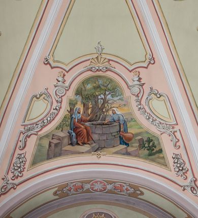 Zdjęcie nr 26: Kościół murowany, jednonawowy, na rzucie prostokąta, z późniejszymi dobudówkami. Prezbiterium usytuowane od północy, jednoprzęsłowe, węższe od korpusu, zamknięte półkolistą absydą. Do prezbiterium dobudowana zakrystia od wschodu oraz kaplica od zachodu poprzedzona niewielką kruchtą. Nawa główna trójprzęsłowa z partią wieżową niewyróżniającą się w bryle. Po bokach przęsła środkowego dostawione dwie kaplice na rzucie kwadratu: od wschodu Matki Boskiej Częstochowskiej, od zachodu św. Maksymiliana Marii Kolbego. Chór muzyczny wsparty na trzech arkadach. W prezbiterium sklepienie żaglaste, a w nawie krzyżowe, pozorne, oddzielone gurtami wychodzącymi z potężnych filarów przyściennych. Okna prostokątne, zamknięte półkoliście znajdują się w nawie, kaplicy przy prezbiterium, w wieży i w ścianach bocznych absydy. Natomiast w ścianach bocznych prezbiterium, na osi absydy i w kaplicach przy nawie okna koliste. Okna w większości wypełnione witrażami ze scenami figuralnymi, w innych ozdobne przeszklenia geometryczne. Fasada trójosiowa, na osi środkowej usytuowana wieża, delikatnie wystająca przed lico fasady, o podziałach ramowych, nakryta baniastym hełmem z dwukondygnacyjną latarnią. Osie boczne zwieńczone spływami wolutowymi. Dachy gontowe.

