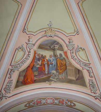 Zdjęcie nr 24: Kościół murowany, jednonawowy, na rzucie prostokąta, z późniejszymi dobudówkami. Prezbiterium usytuowane od północy, jednoprzęsłowe, węższe od korpusu, zamknięte półkolistą absydą. Do prezbiterium dobudowana zakrystia od wschodu oraz kaplica od zachodu poprzedzona niewielką kruchtą. Nawa główna trójprzęsłowa z partią wieżową niewyróżniającą się w bryle. Po bokach przęsła środkowego dostawione dwie kaplice na rzucie kwadratu: od wschodu Matki Boskiej Częstochowskiej, od zachodu św. Maksymiliana Marii Kolbego. Chór muzyczny wsparty na trzech arkadach. W prezbiterium sklepienie żaglaste, a w nawie krzyżowe, pozorne, oddzielone gurtami wychodzącymi z potężnych filarów przyściennych. Okna prostokątne, zamknięte półkoliście znajdują się w nawie, kaplicy przy prezbiterium, w wieży i w ścianach bocznych absydy. Natomiast w ścianach bocznych prezbiterium, na osi absydy i w kaplicach przy nawie okna koliste. Okna w większości wypełnione witrażami ze scenami figuralnymi, w innych ozdobne przeszklenia geometryczne. Fasada trójosiowa, na osi środkowej usytuowana wieża, delikatnie wystająca przed lico fasady, o podziałach ramowych, nakryta baniastym hełmem z dwukondygnacyjną latarnią. Osie boczne zwieńczone spływami wolutowymi. Dachy gontowe.

