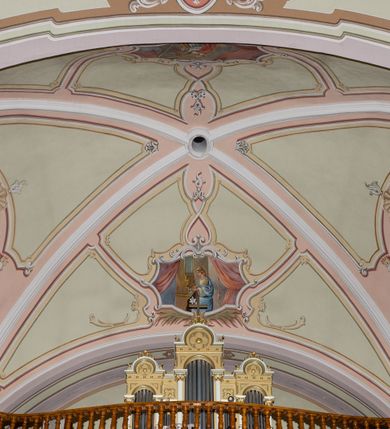 Zdjęcie nr 27: Kościół murowany, jednonawowy, na rzucie prostokąta, z późniejszymi dobudówkami. Prezbiterium usytuowane od północy, jednoprzęsłowe, węższe od korpusu, zamknięte półkolistą absydą. Do prezbiterium dobudowana zakrystia od wschodu oraz kaplica od zachodu poprzedzona niewielką kruchtą. Nawa główna trójprzęsłowa z partią wieżową niewyróżniającą się w bryle. Po bokach przęsła środkowego dostawione dwie kaplice na rzucie kwadratu: od wschodu Matki Boskiej Częstochowskiej, od zachodu św. Maksymiliana Marii Kolbego. Chór muzyczny wsparty na trzech arkadach. W prezbiterium sklepienie żaglaste, a w nawie krzyżowe, pozorne, oddzielone gurtami wychodzącymi z potężnych filarów przyściennych. Okna prostokątne, zamknięte półkoliście znajdują się w nawie, kaplicy przy prezbiterium, w wieży i w ścianach bocznych absydy. Natomiast w ścianach bocznych prezbiterium, na osi absydy i w kaplicach przy nawie okna koliste. Okna w większości wypełnione witrażami ze scenami figuralnymi, w innych ozdobne przeszklenia geometryczne. Fasada trójosiowa, na osi środkowej usytuowana wieża, delikatnie wystająca przed lico fasady, o podziałach ramowych, nakryta baniastym hełmem z dwukondygnacyjną latarnią. Osie boczne zwieńczone spływami wolutowymi. Dachy gontowe.

