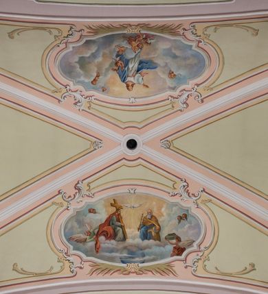 Zdjęcie nr 28: Kościół murowany, jednonawowy, na rzucie prostokąta, z późniejszymi dobudówkami. Prezbiterium usytuowane od północy, jednoprzęsłowe, węższe od korpusu, zamknięte półkolistą absydą. Do prezbiterium dobudowana zakrystia od wschodu oraz kaplica od zachodu poprzedzona niewielką kruchtą. Nawa główna trójprzęsłowa z partią wieżową niewyróżniającą się w bryle. Po bokach przęsła środkowego dostawione dwie kaplice na rzucie kwadratu: od wschodu Matki Boskiej Częstochowskiej, od zachodu św. Maksymiliana Marii Kolbego. Chór muzyczny wsparty na trzech arkadach. W prezbiterium sklepienie żaglaste, a w nawie krzyżowe, pozorne, oddzielone gurtami wychodzącymi z potężnych filarów przyściennych. Okna prostokątne, zamknięte półkoliście znajdują się w nawie, kaplicy przy prezbiterium, w wieży i w ścianach bocznych absydy. Natomiast w ścianach bocznych prezbiterium, na osi absydy i w kaplicach przy nawie okna koliste. Okna w większości wypełnione witrażami ze scenami figuralnymi, w innych ozdobne przeszklenia geometryczne. Fasada trójosiowa, na osi środkowej usytuowana wieża, delikatnie wystająca przed lico fasady, o podziałach ramowych, nakryta baniastym hełmem z dwukondygnacyjną latarnią. Osie boczne zwieńczone spływami wolutowymi. Dachy gontowe.

